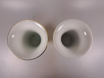 27040069b - 2 Vasen, Meissen, 20. Jh., 1. Wahl, 1x Blume I mit Goldrändern, H. ca. 14cm, 1x rote ...