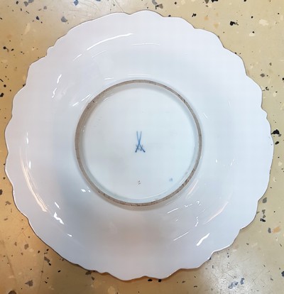 27040072b - Prunkteller, Meissen, um 1890, 2. Wahl, reliefierte und matt- und glanzvergoldete ...