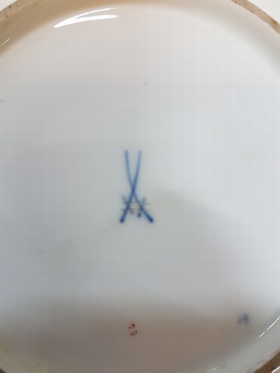 27040072c - Prunkteller, Meissen, um 1890, 2. Wahl, reliefierte und matt- und glanzvergoldete ...