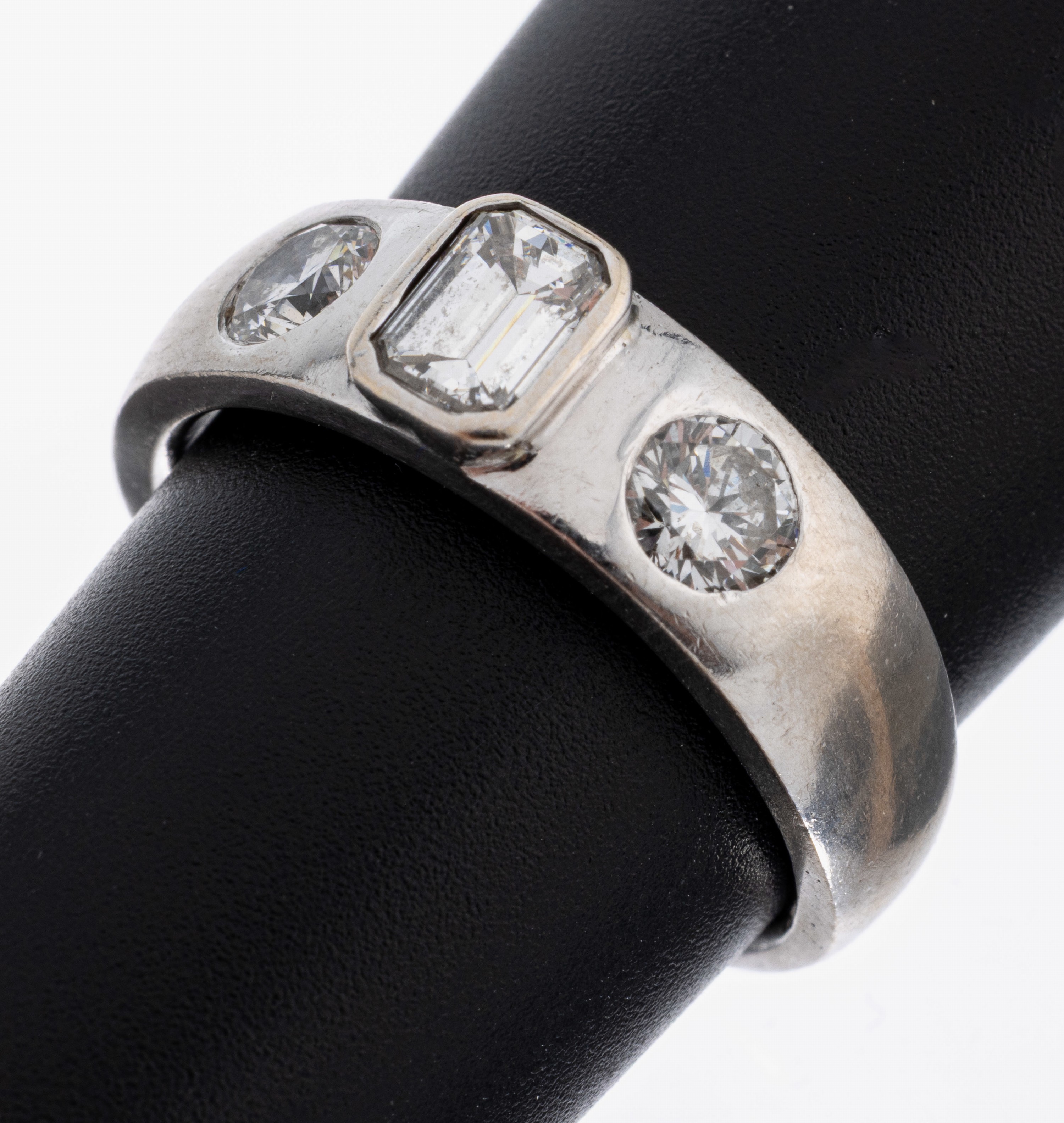 Image 27040645 - 18 kt Gold Diamant-Ring, WG 750/000, mittigmit einem Diamant im Emerald-cut ca. 0.45 ct ...