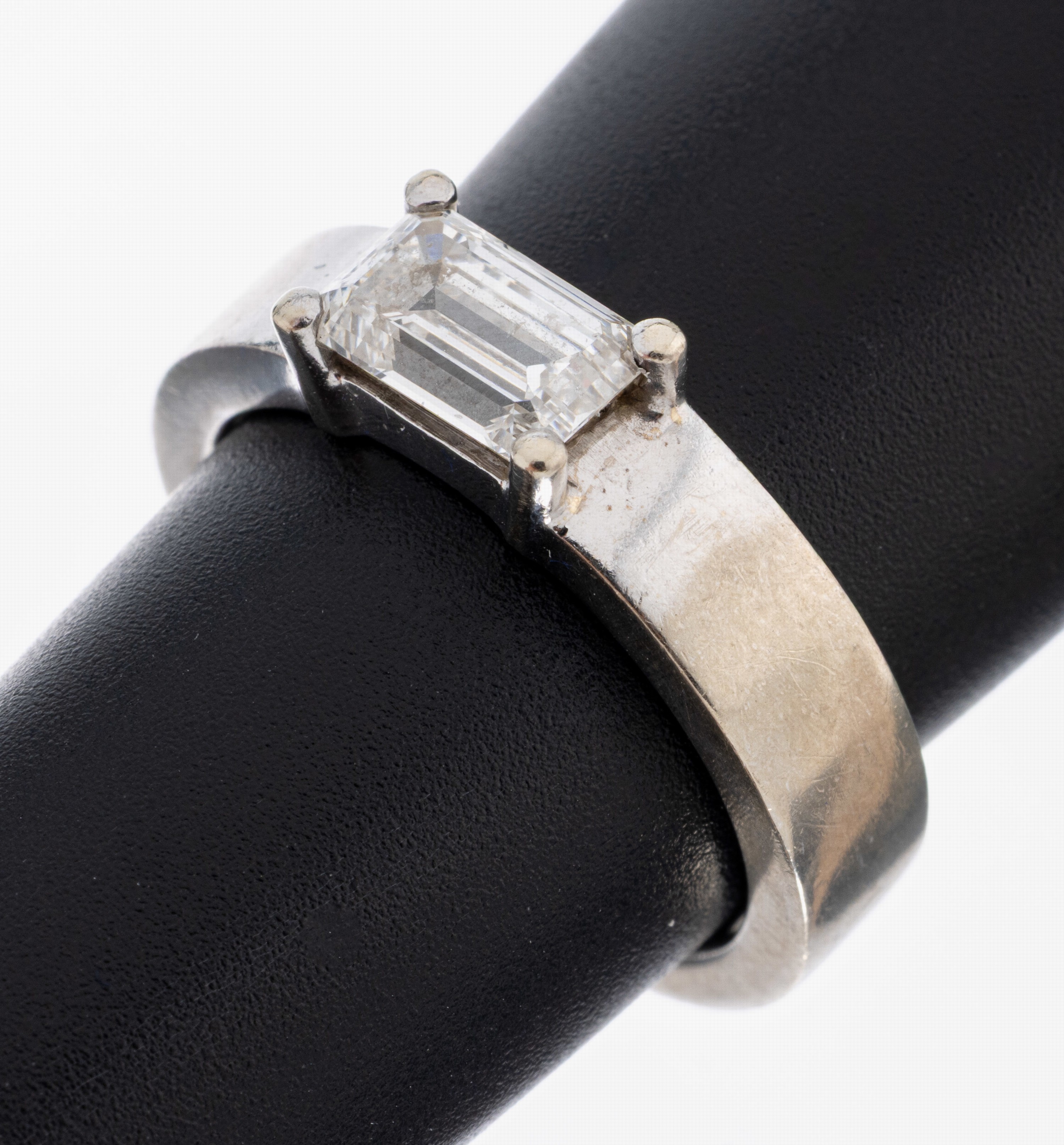 Image 27040646 - 14 kt Gold Diamant-Ring, WG 585/000, mittig Diamantbaguette ca. 1.15 ct feines ...