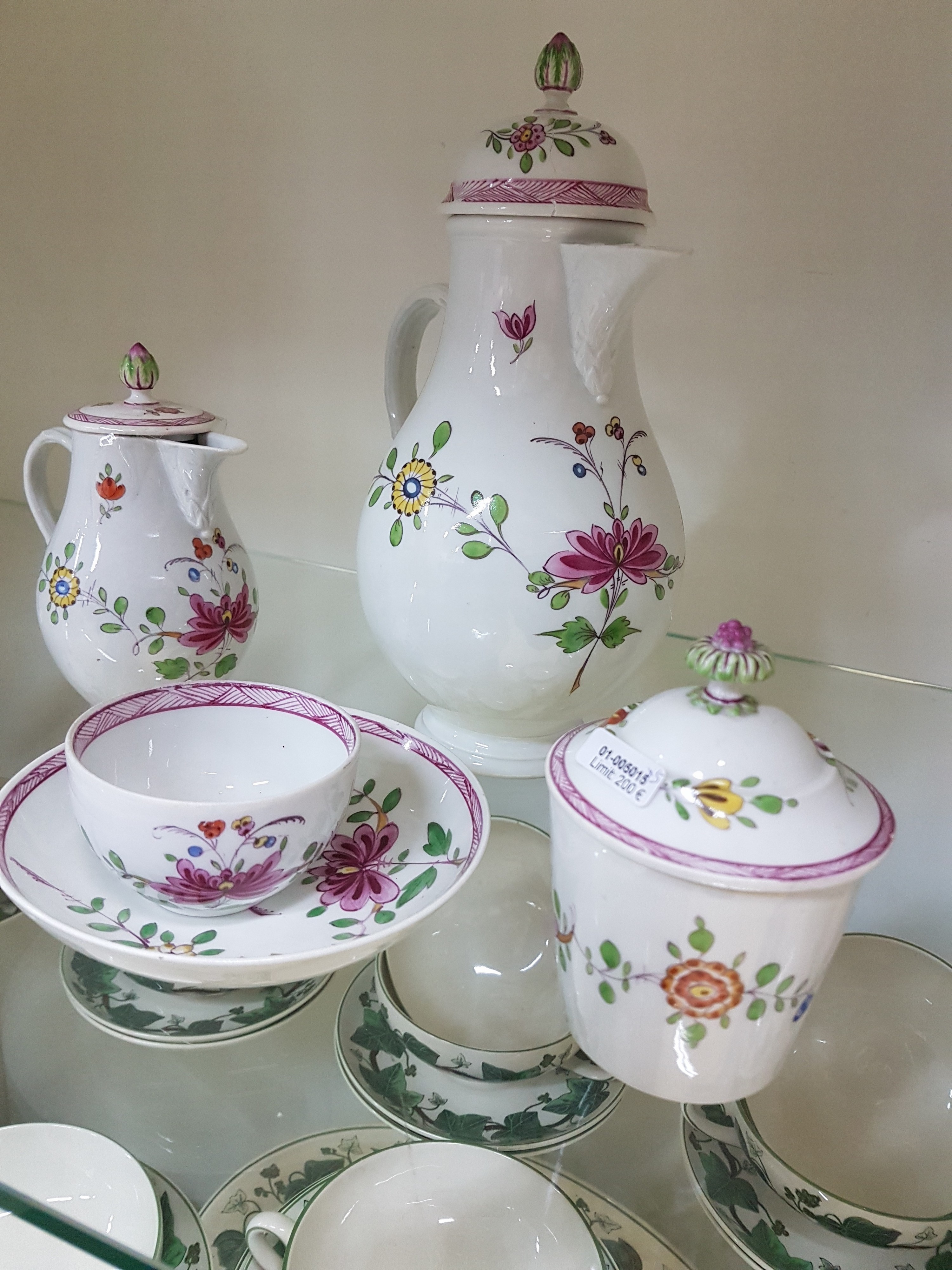 Detail a: Solitär, Meissen, um 1774-1814, Marcolinizeit, Kaffeekanne (Deckel def.), Milchkännchen mit Deckel, Zuckerdose, Tasse mit Untertasse, indische ...