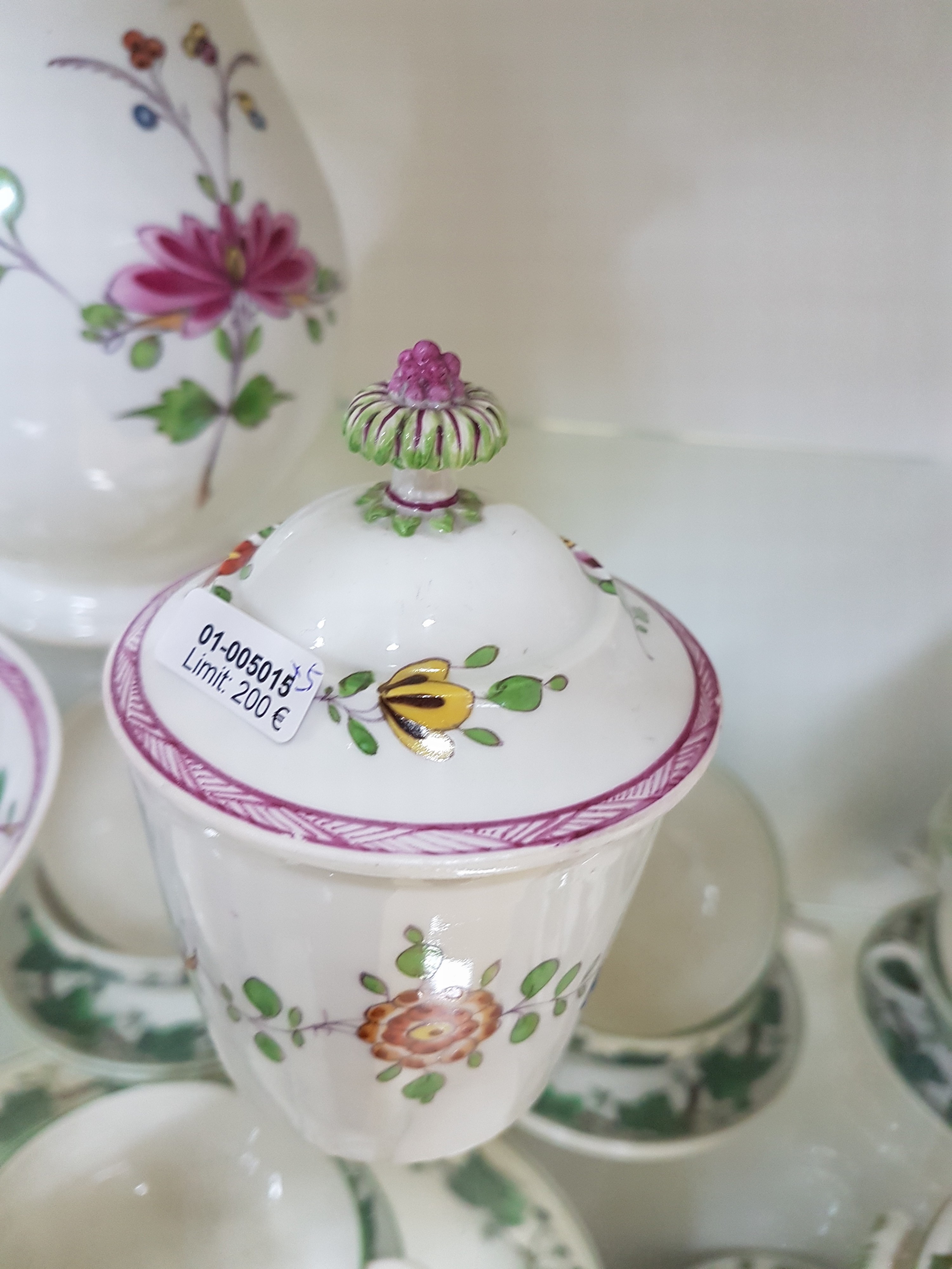 Detail b: Solitär, Meissen, um 1774-1814, Marcolinizeit, Kaffeekanne (Deckel def.), Milchkännchen mit Deckel, Zuckerdose, Tasse mit Untertasse, indische ...