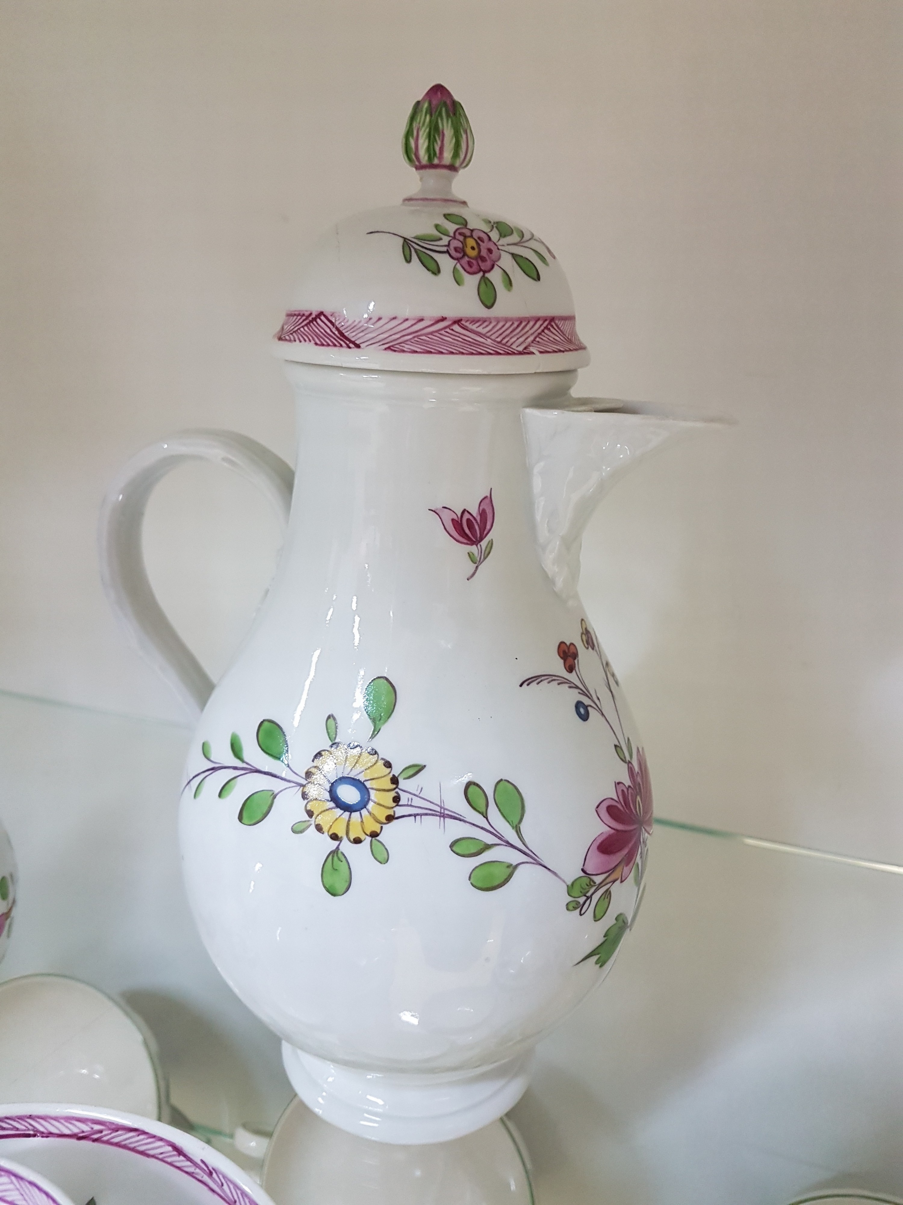 Detail c: Solitär, Meissen, um 1774-1814, Marcolinizeit, Kaffeekanne (Deckel def.), Milchkännchen mit Deckel, Zuckerdose, Tasse mit Untertasse, indische ...