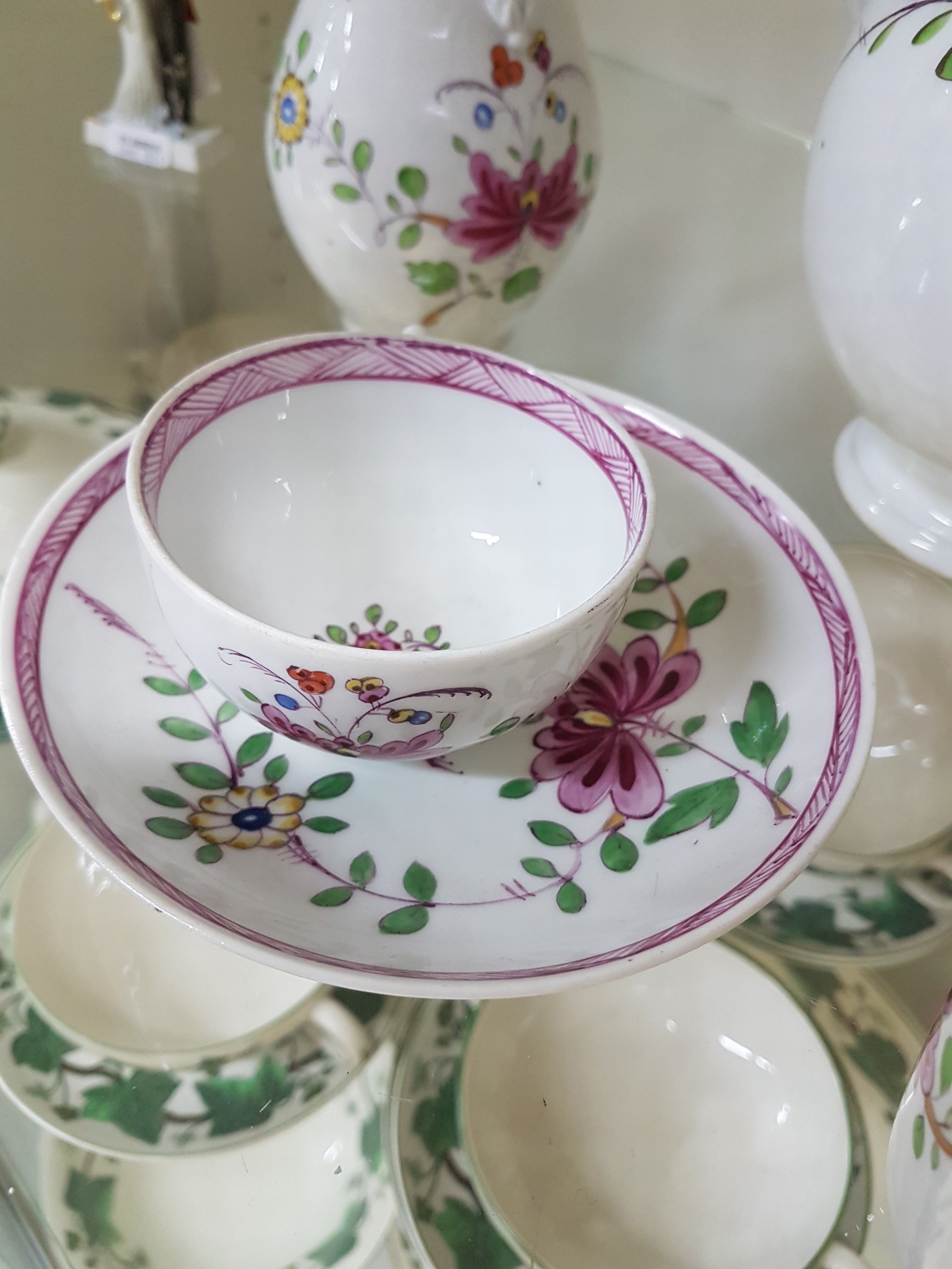 Detail d: Solitär, Meissen, um 1774-1814, Marcolinizeit, Kaffeekanne (Deckel def.), Milchkännchen mit Deckel, Zuckerdose, Tasse mit Untertasse, indische ...