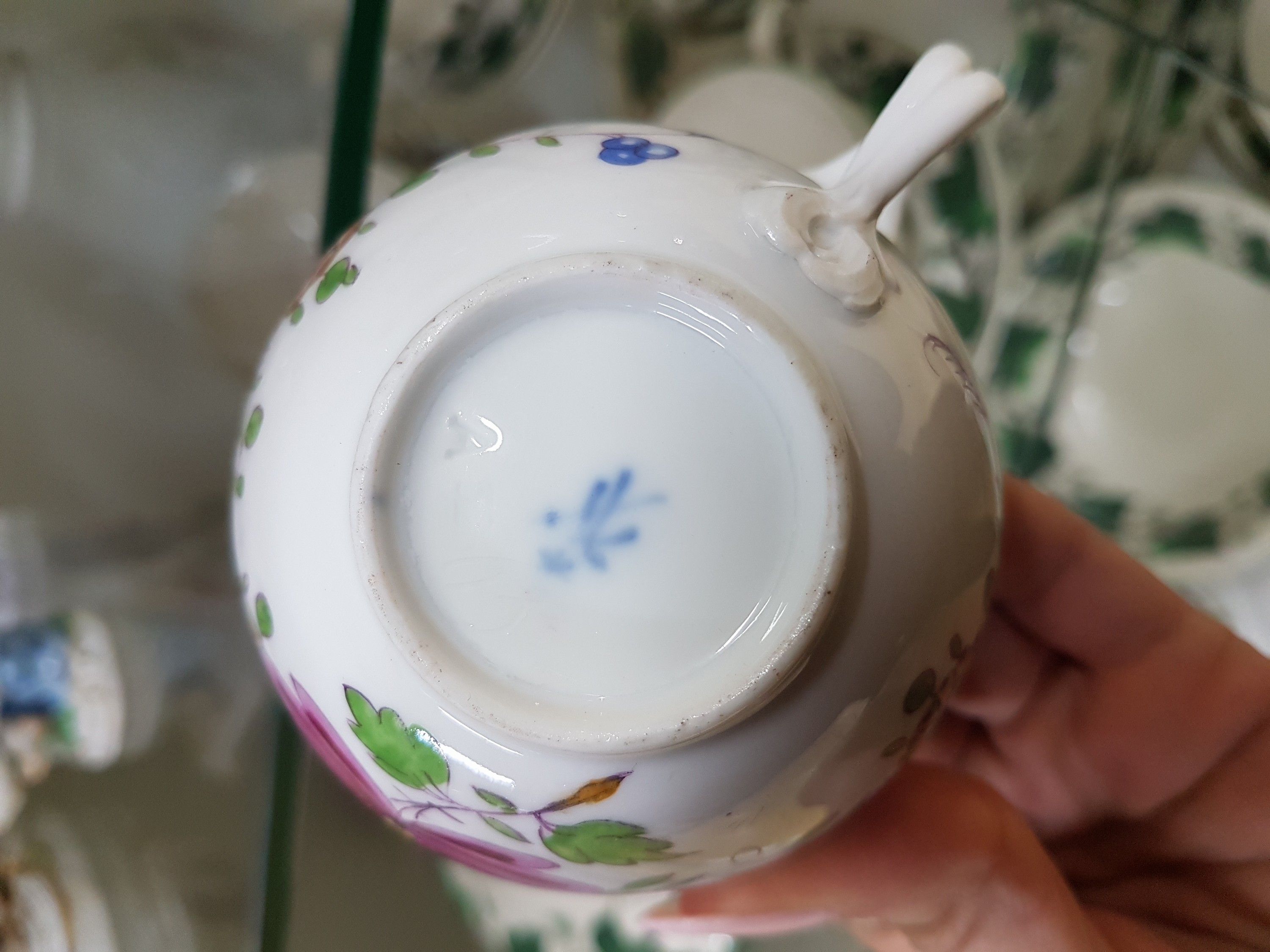 Detail e: Solitär, Meissen, um 1774-1814, Marcolinizeit, Kaffeekanne (Deckel def.), Milchkännchen mit Deckel, Zuckerdose, Tasse mit Untertasse, indische ...