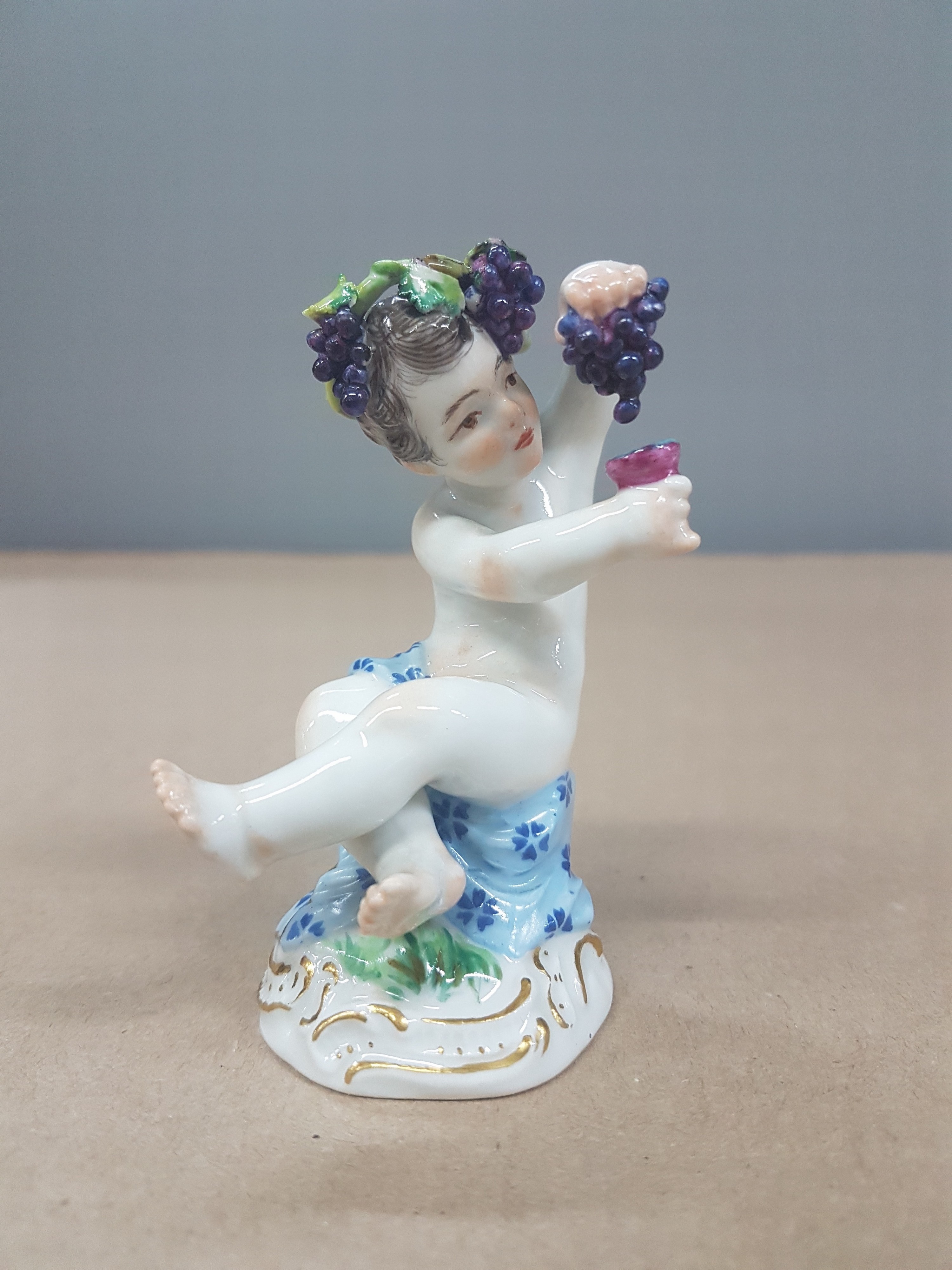 Detail a: Porzellanfigur, Meissen, um 1900, kleiner Bacchus, polychrom bemalt, Goldstaffage, H. 8cm, am Haarkranz l. best