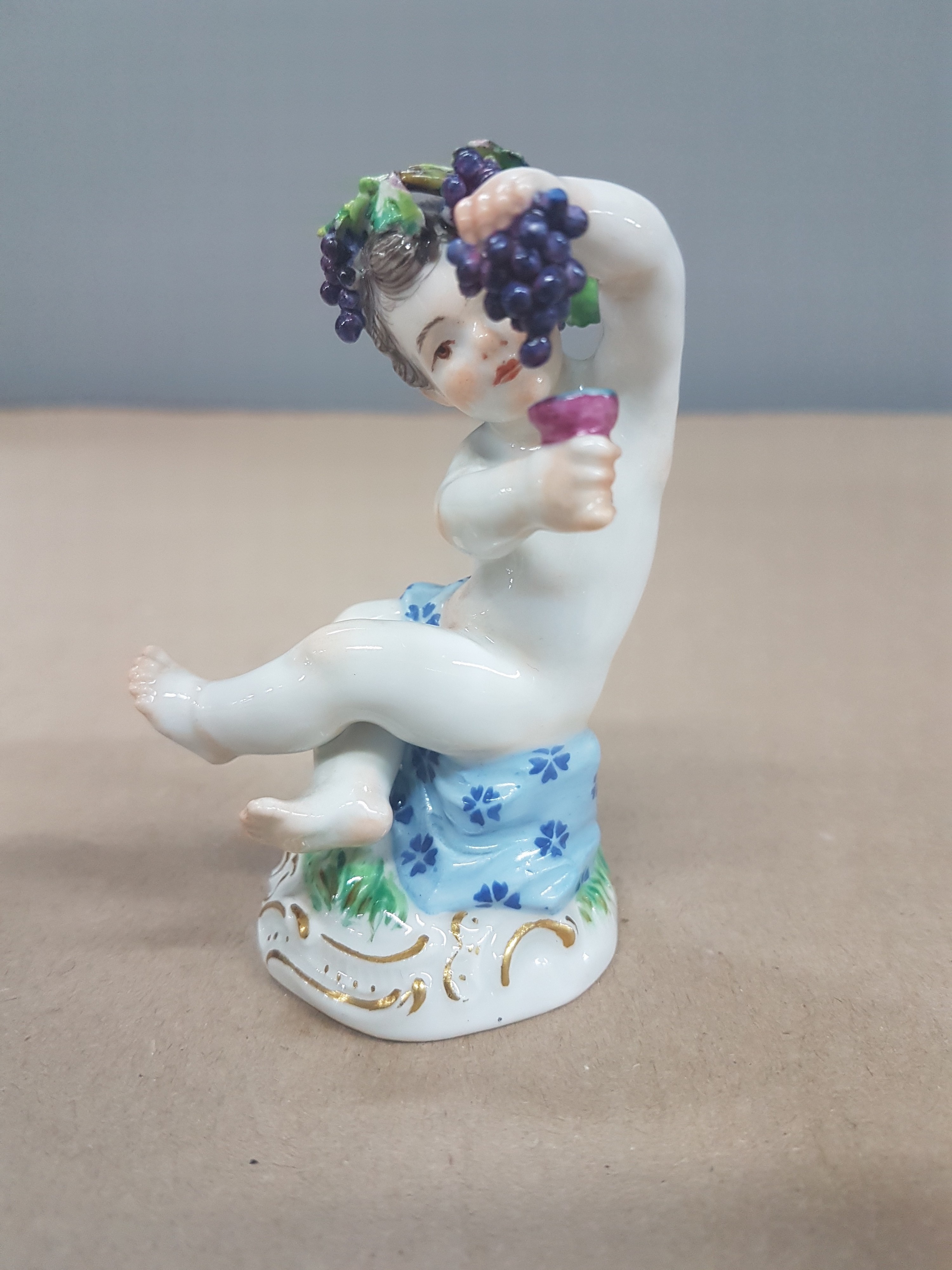 Detail b: Porzellanfigur, Meissen, um 1900, kleiner Bacchus, polychrom bemalt, Goldstaffage, H. 8cm, am Haarkranz l. best