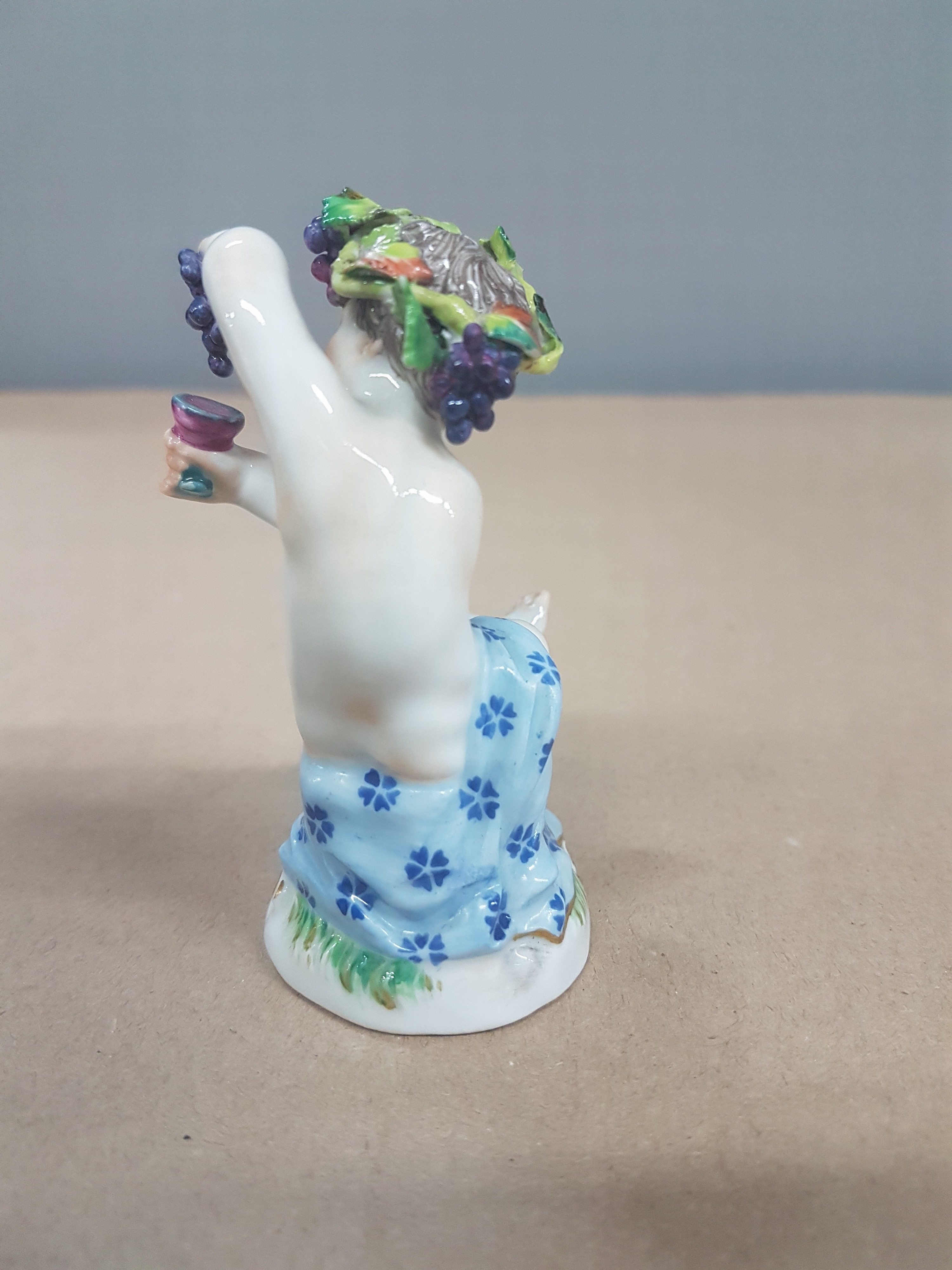 Detail c: Porzellanfigur, Meissen, um 1900, kleiner Bacchus, polychrom bemalt, Goldstaffage, H. 8cm, am Haarkranz l. best
