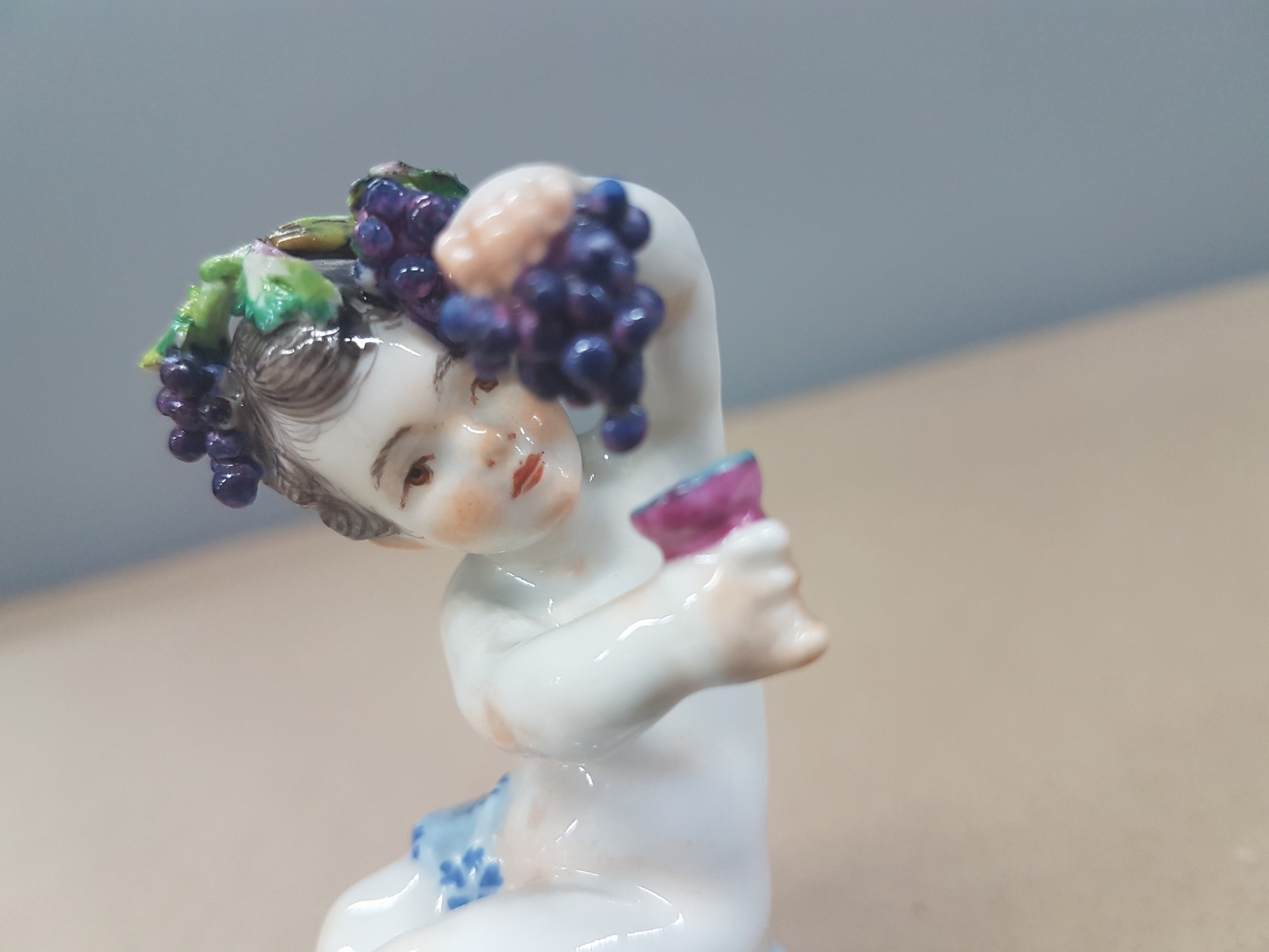Detail e: Porzellanfigur, Meissen, um 1900, kleiner Bacchus, polychrom bemalt, Goldstaffage, H. 8cm, am Haarkranz l. best