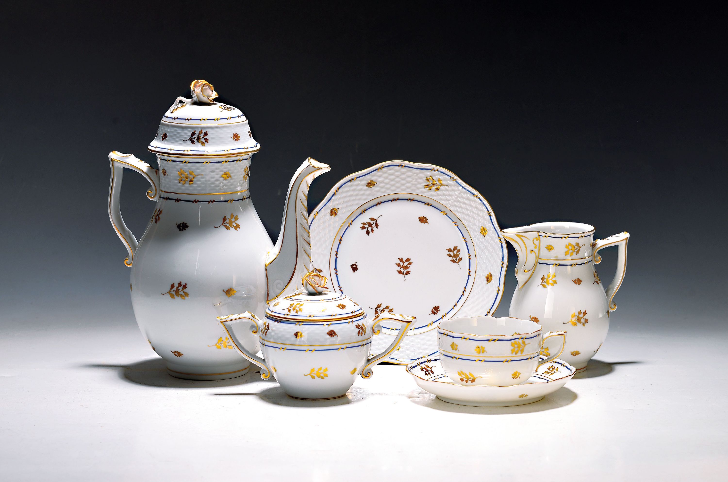 Image 27040653 - Service, Herend, 20. Jh., Porzellan, goldener Blumendekor, doppelte blaue Linierung, ...