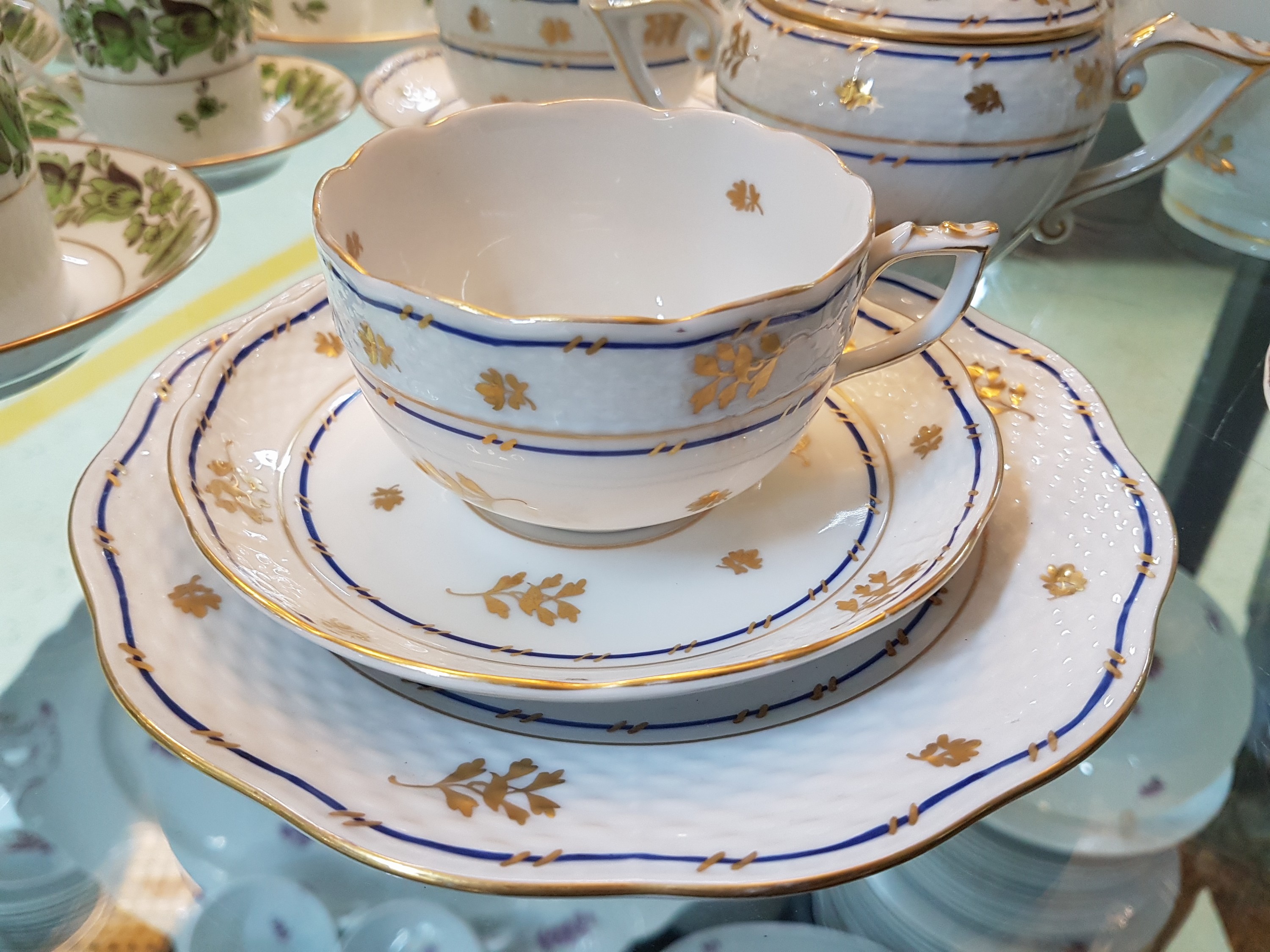 Detail b: Service, Herend, 20. Jh., Porzellan, goldener Blumendekor, doppelte blaue Linierung, komplett für 11 Personen, Kaffeekanne, Zuckerdose, ...