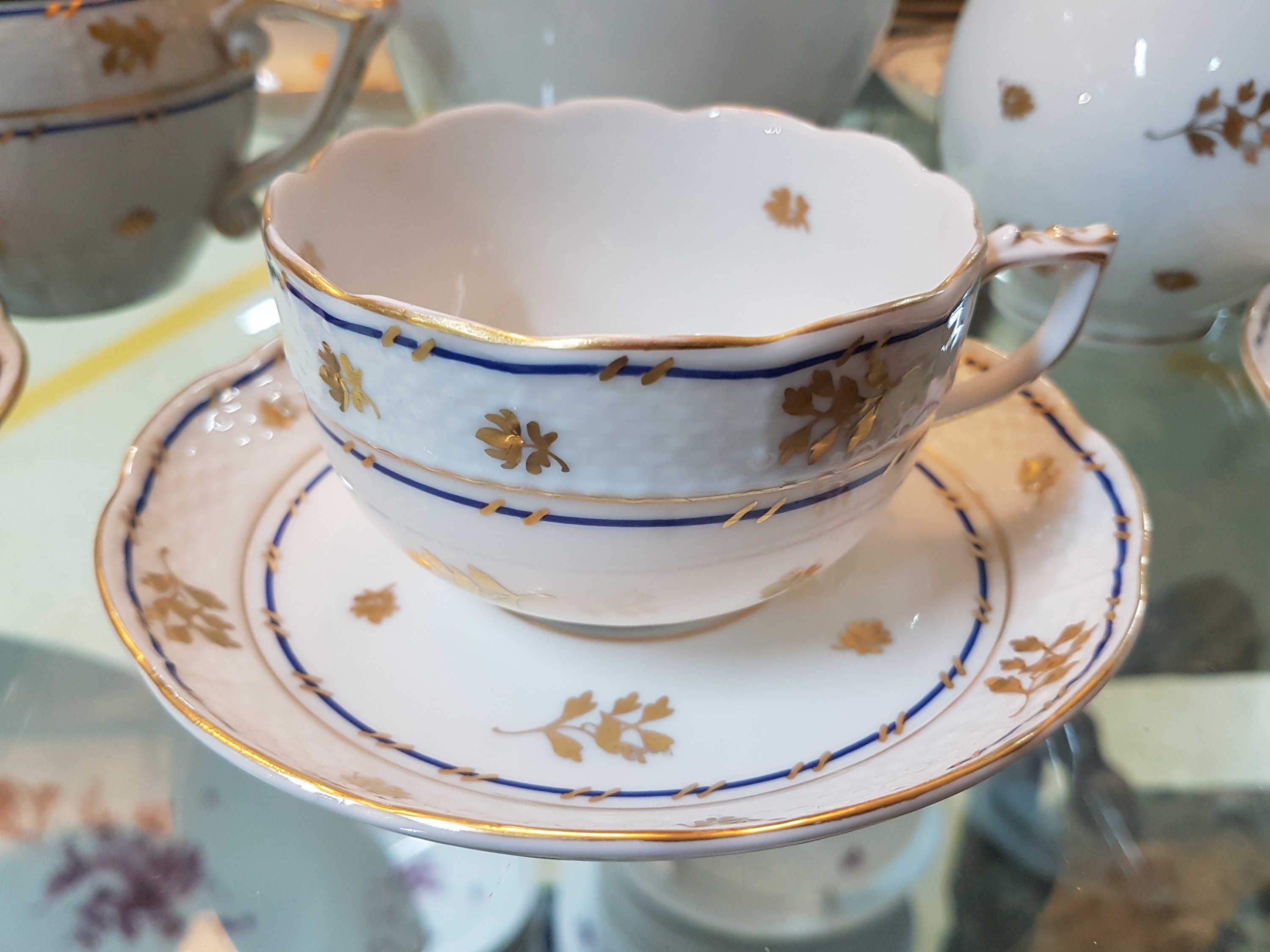 Detail c: Service, Herend, 20. Jh., Porzellan, goldener Blumendekor, doppelte blaue Linierung, komplett für 11 Personen, Kaffeekanne, Zuckerdose, ...