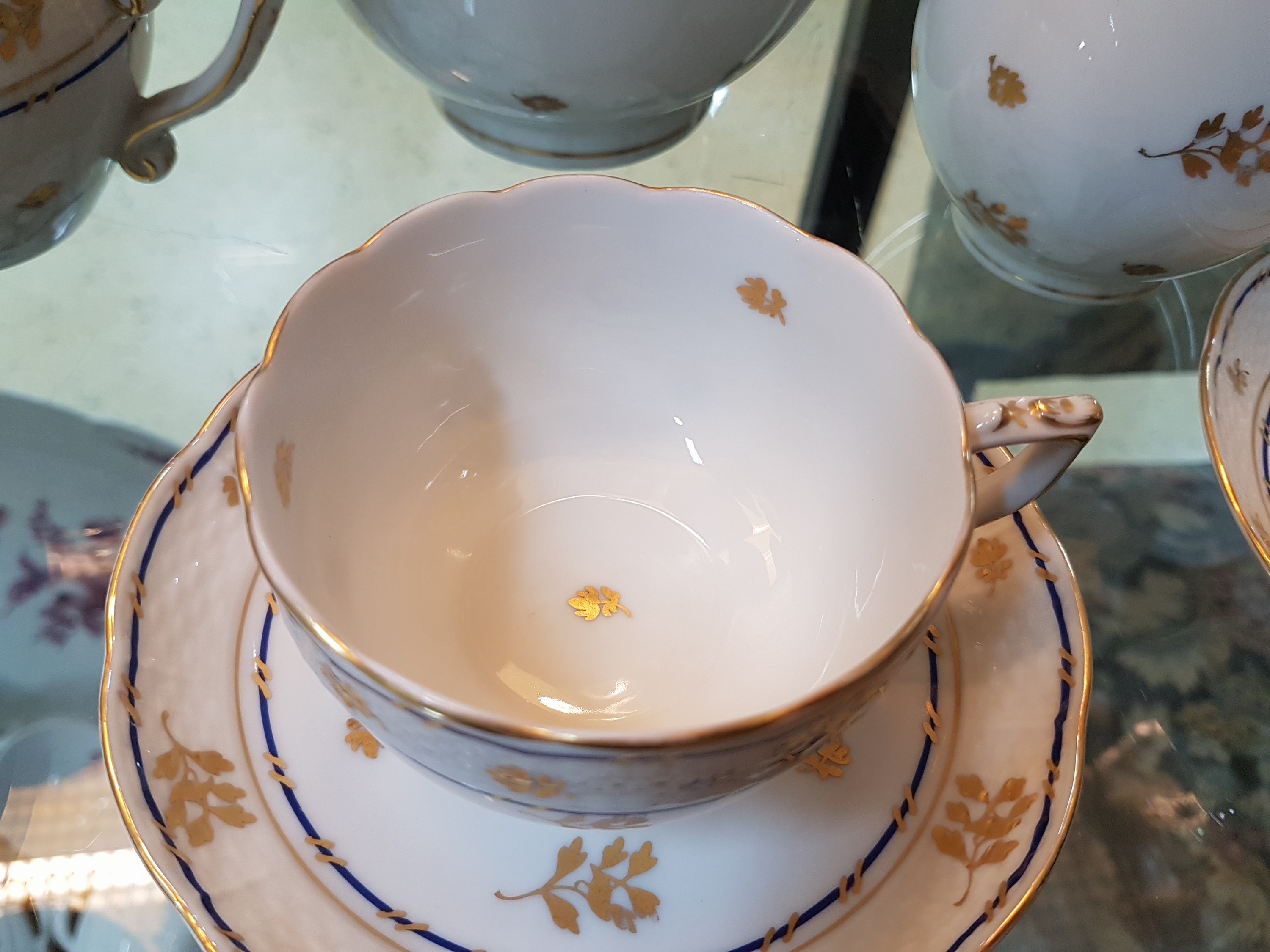 Detail d: Service, Herend, 20. Jh., Porzellan, goldener Blumendekor, doppelte blaue Linierung, komplett für 11 Personen, Kaffeekanne, Zuckerdose, ...