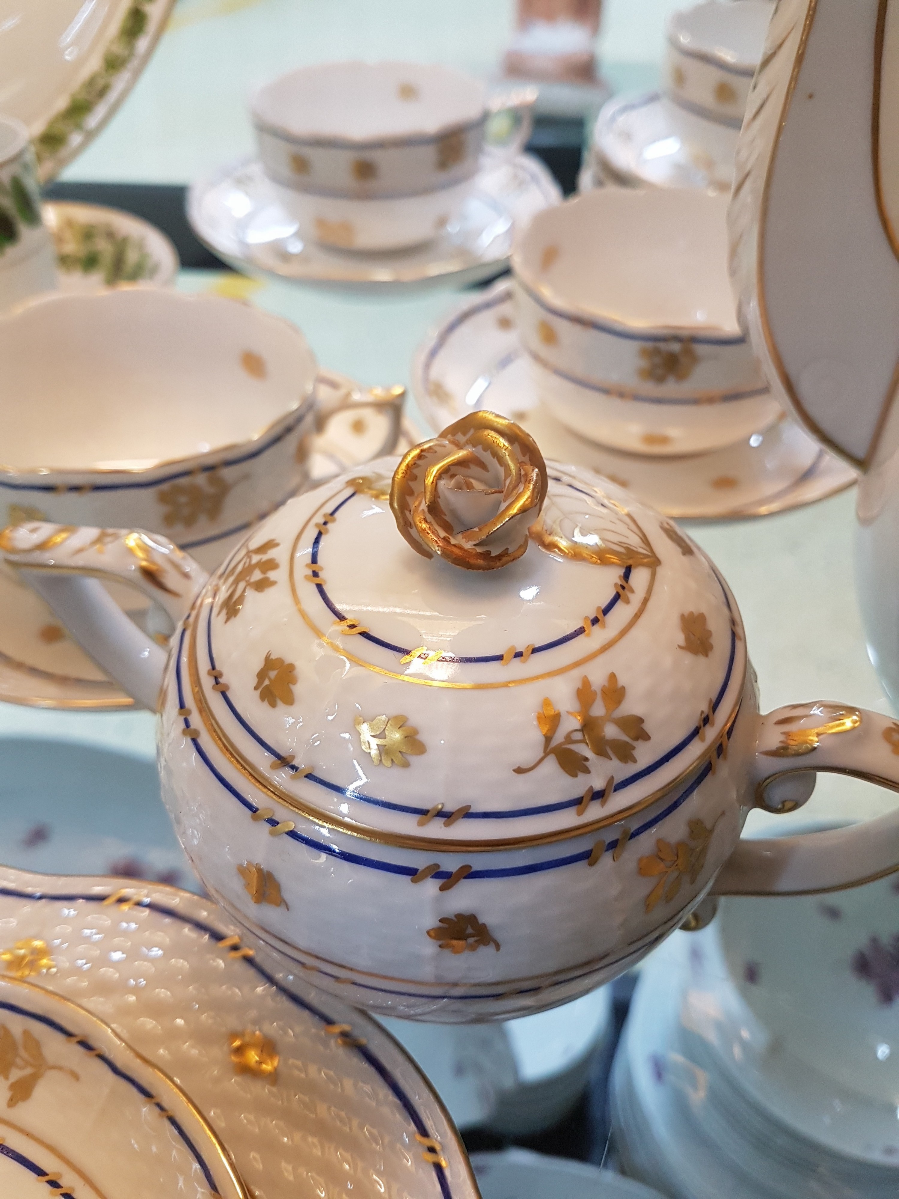 Detail f: Service, Herend, 20. Jh., Porzellan, goldener Blumendekor, doppelte blaue Linierung, komplett für 11 Personen, Kaffeekanne, Zuckerdose, ...