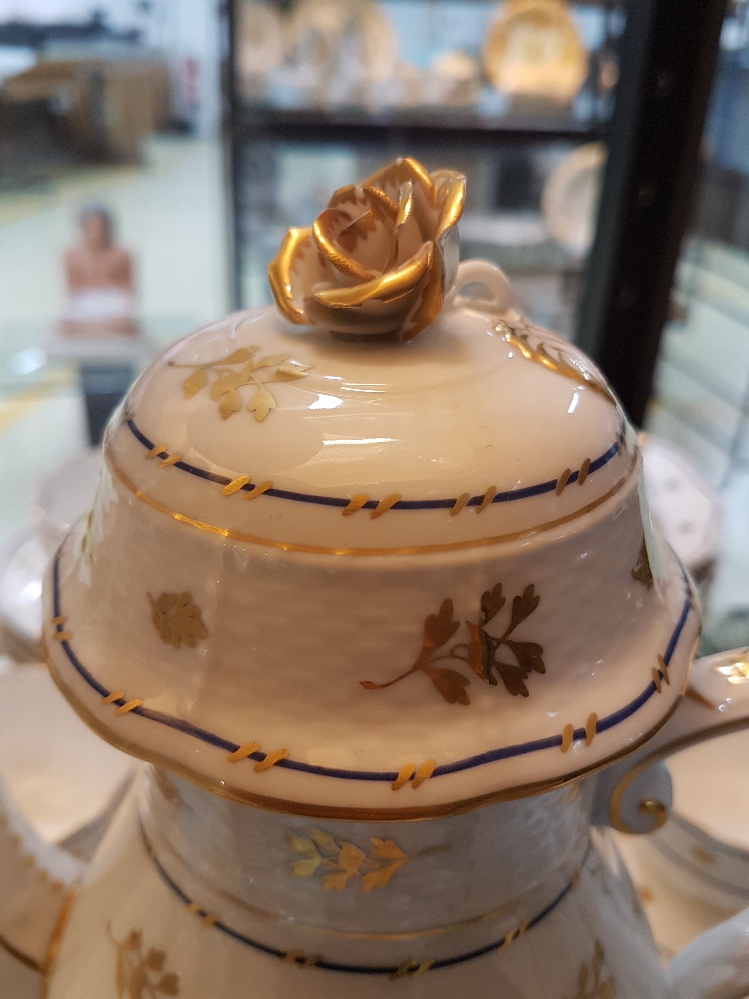 Detail g: Service, Herend, 20. Jh., Porzellan, goldener Blumendekor, doppelte blaue Linierung, komplett für 11 Personen, Kaffeekanne, Zuckerdose, ...