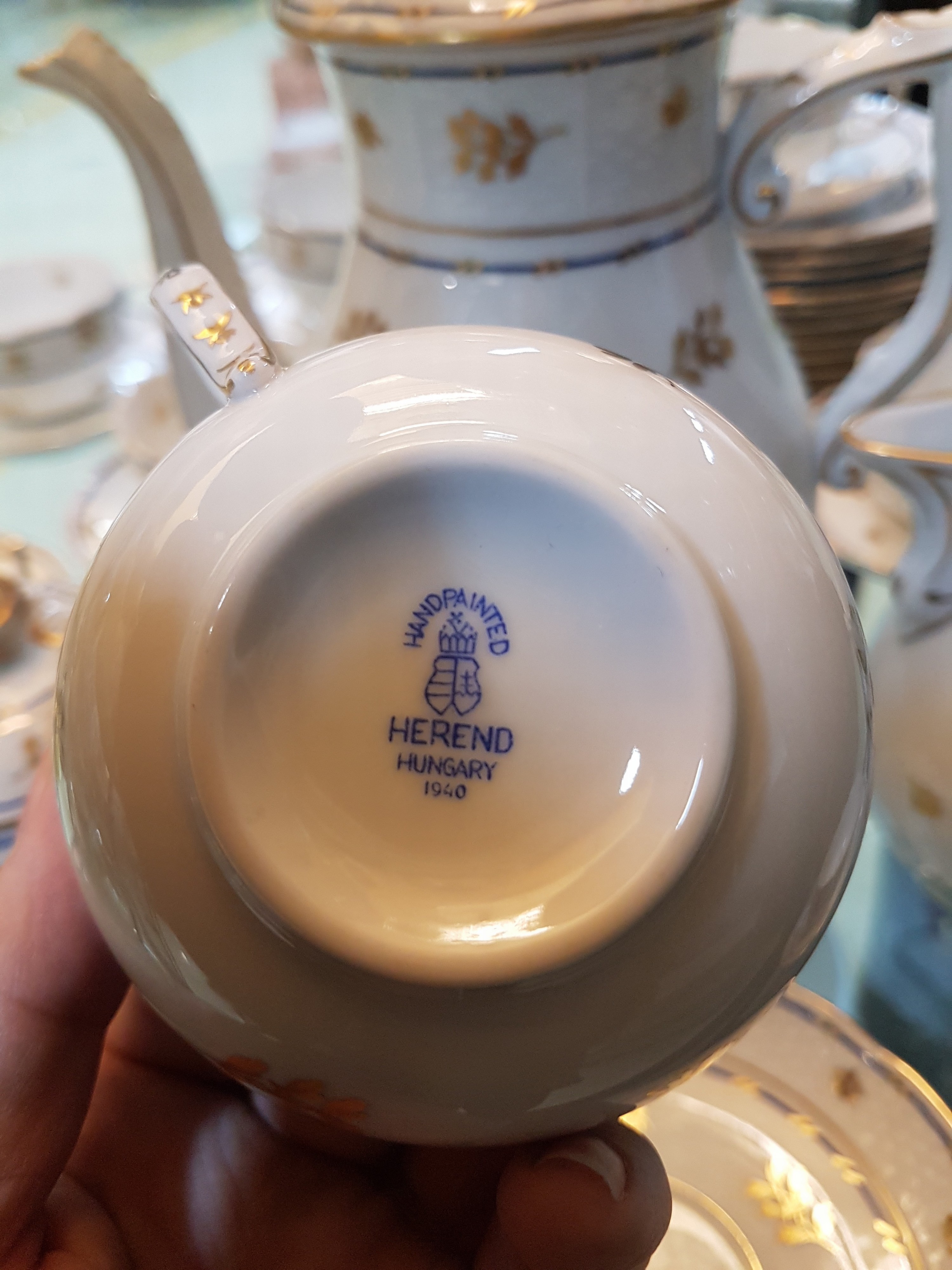 Detail h: Service, Herend, 20. Jh., Porzellan, goldener Blumendekor, doppelte blaue Linierung, komplett für 11 Personen, Kaffeekanne, Zuckerdose, ...