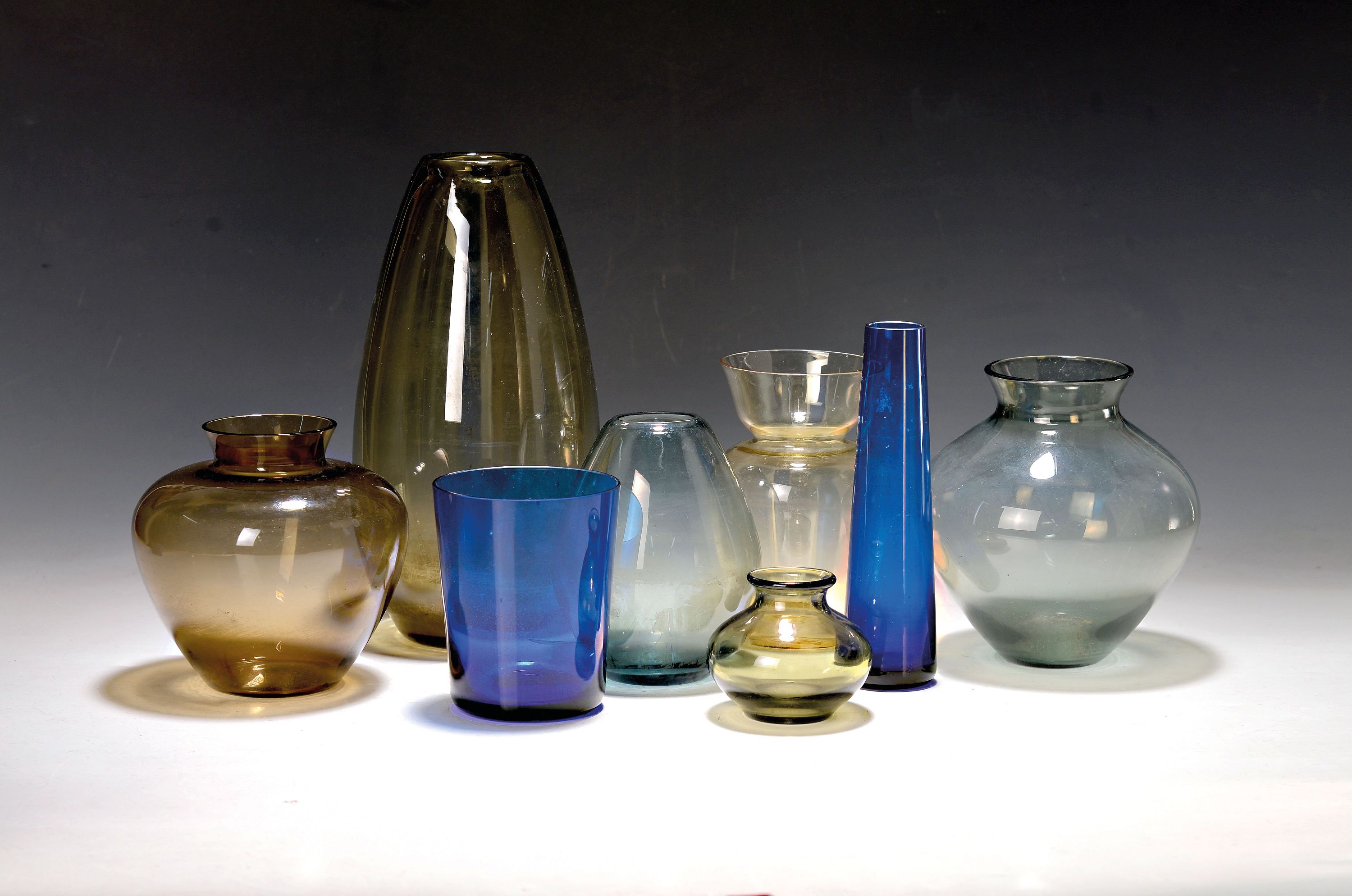 Image 27040662 - Sammlung aus 11 Glasvasen, überwiegend Entw. Wilhelm Wagenfeld (1900-1990), WMF ...