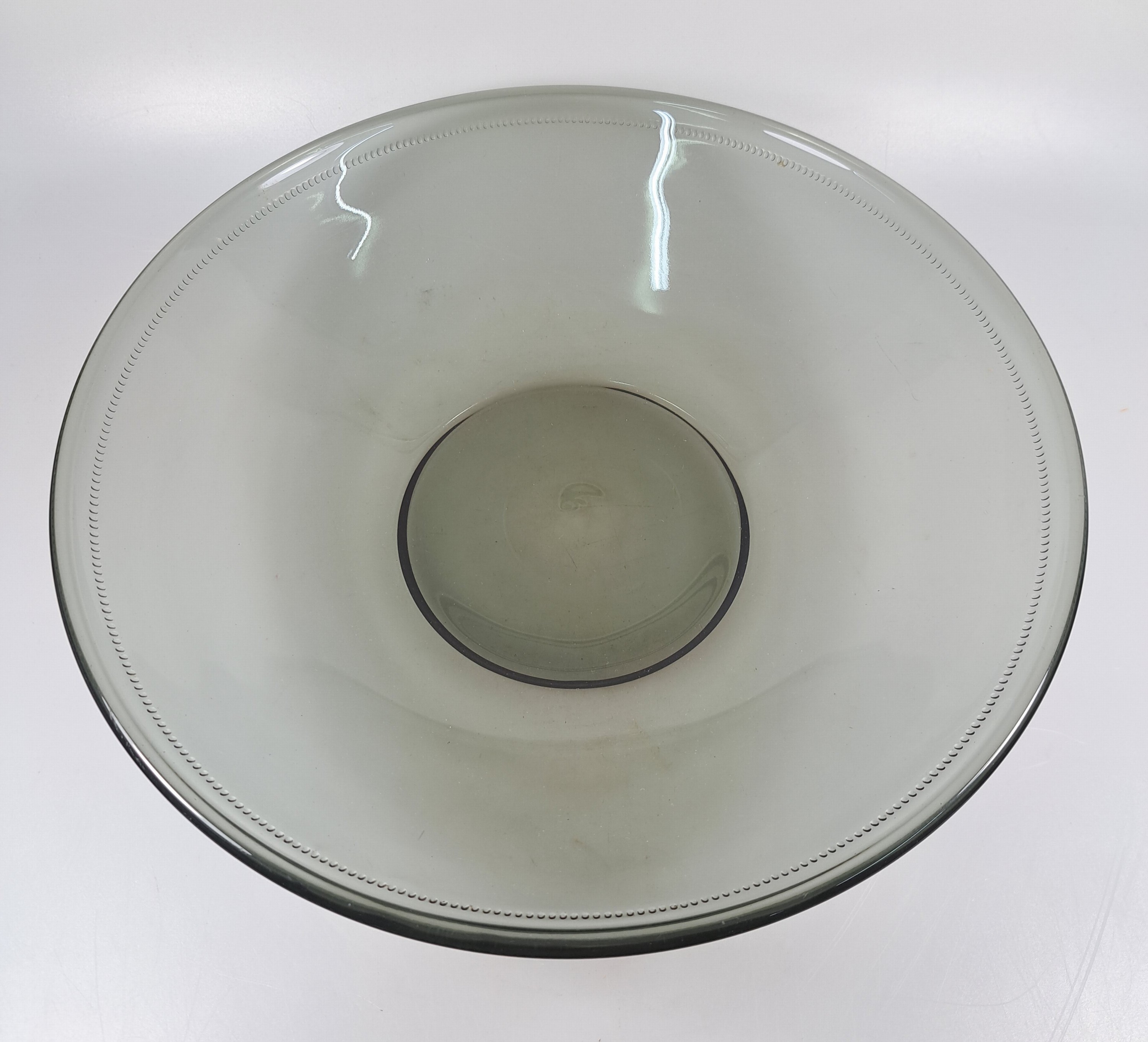 Detail a: 2 große Schalen und ein Dekanter, Entw. Wilhelm Wagenfeld (1900-1990) für WMF Geislingen, 1960er-Jahre, 2 Schalen rauchgrün gefärbtes Glas mit ...