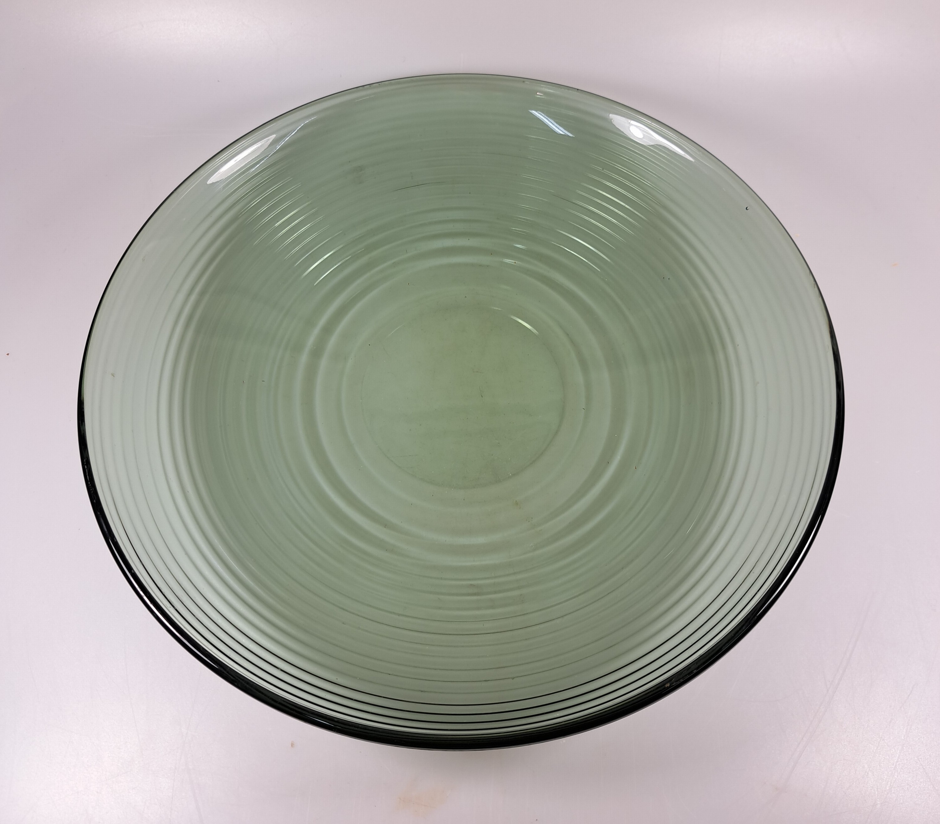 Detail f: 2 große Schalen und ein Dekanter, Entw. Wilhelm Wagenfeld (1900-1990) für WMF Geislingen, 1960er-Jahre, 2 Schalen rauchgrün gefärbtes Glas mit ...