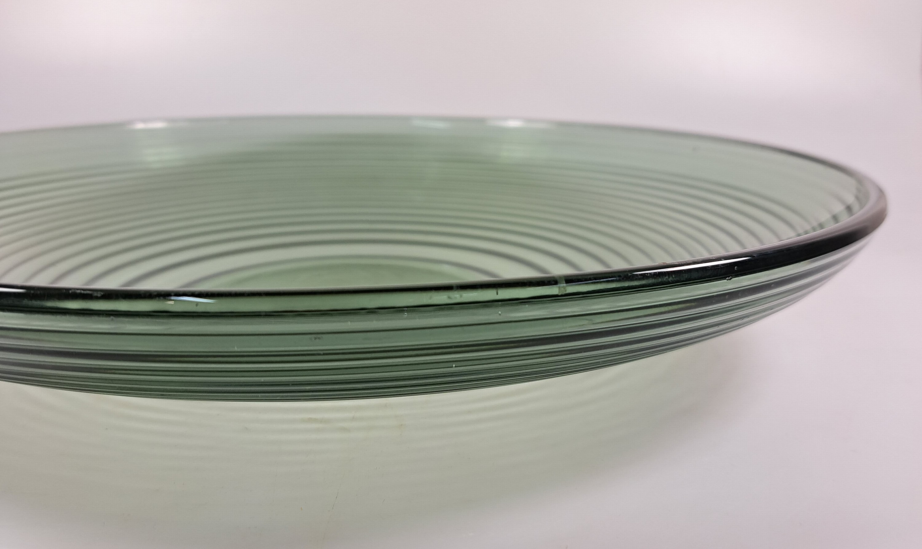 Detail g: 2 große Schalen und ein Dekanter, Entw. Wilhelm Wagenfeld (1900-1990) für WMF Geislingen, 1960er-Jahre, 2 Schalen rauchgrün gefärbtes Glas mit ...