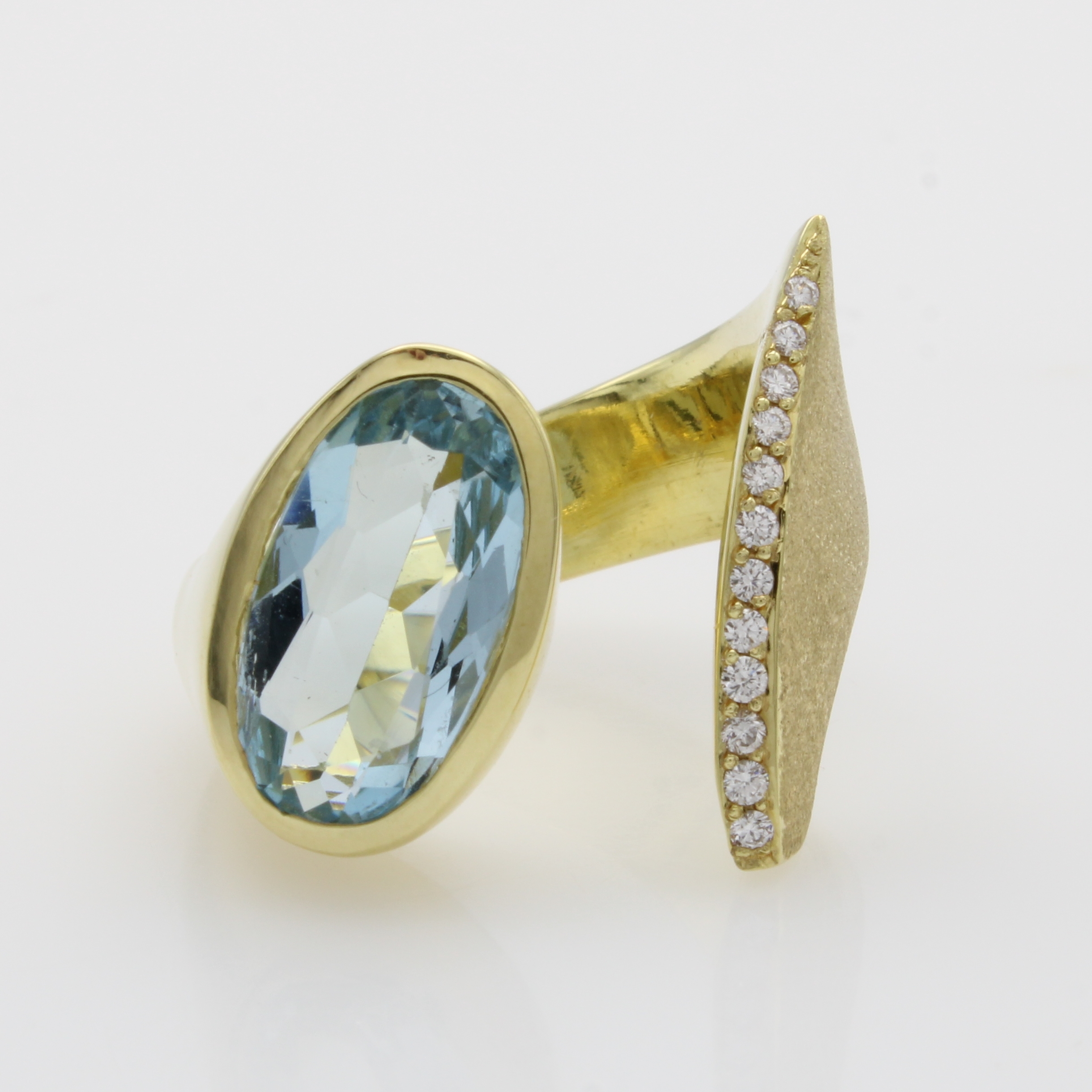 Image 27040676 - Ring mit Aquamarin und Brillanten, GG 585/ 000, offen gearb. u. z.T. strichmatt., ovaler ...