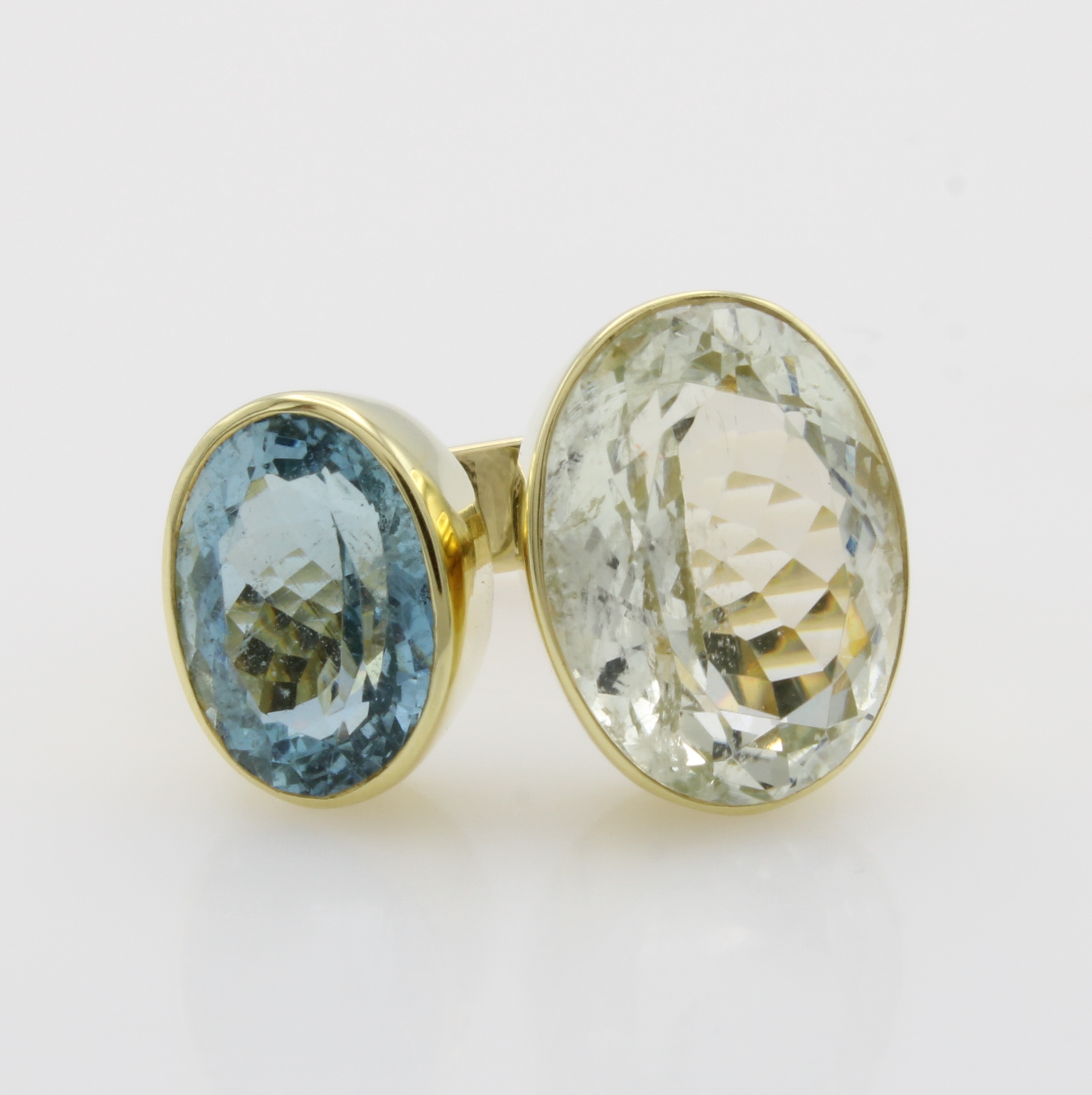 Image 27040678 - Ring mit Aquamarinen, GG 585/000, 2 ovale Aquam. in versch. Blautönen zus. ca. 12.4 ct, ...