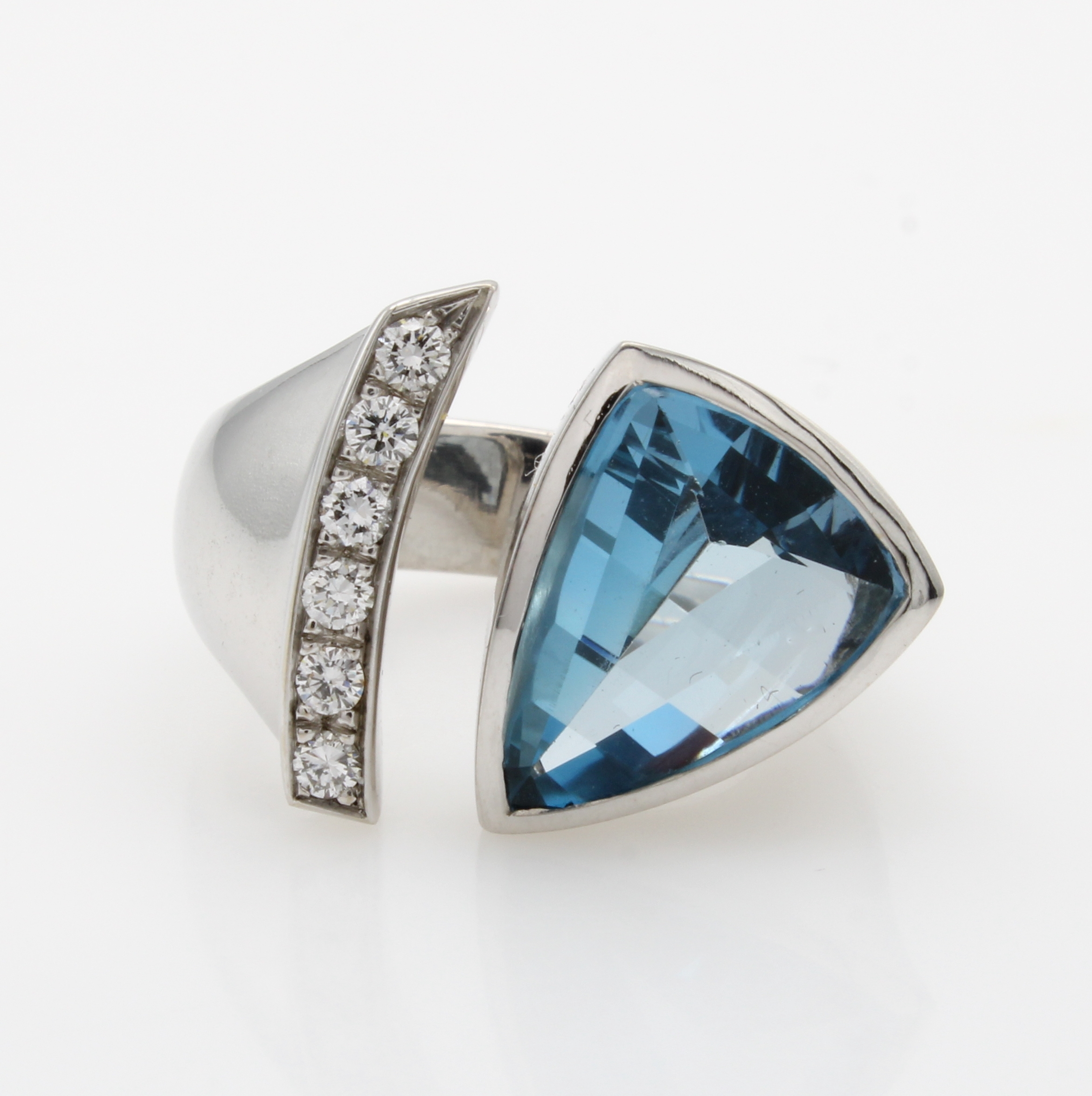 Image 27040680 - Ring mit Aquamarin und Brillanten, WG 750/ 000, dreieckiger Aquam. v. intensiver Farbe ...
