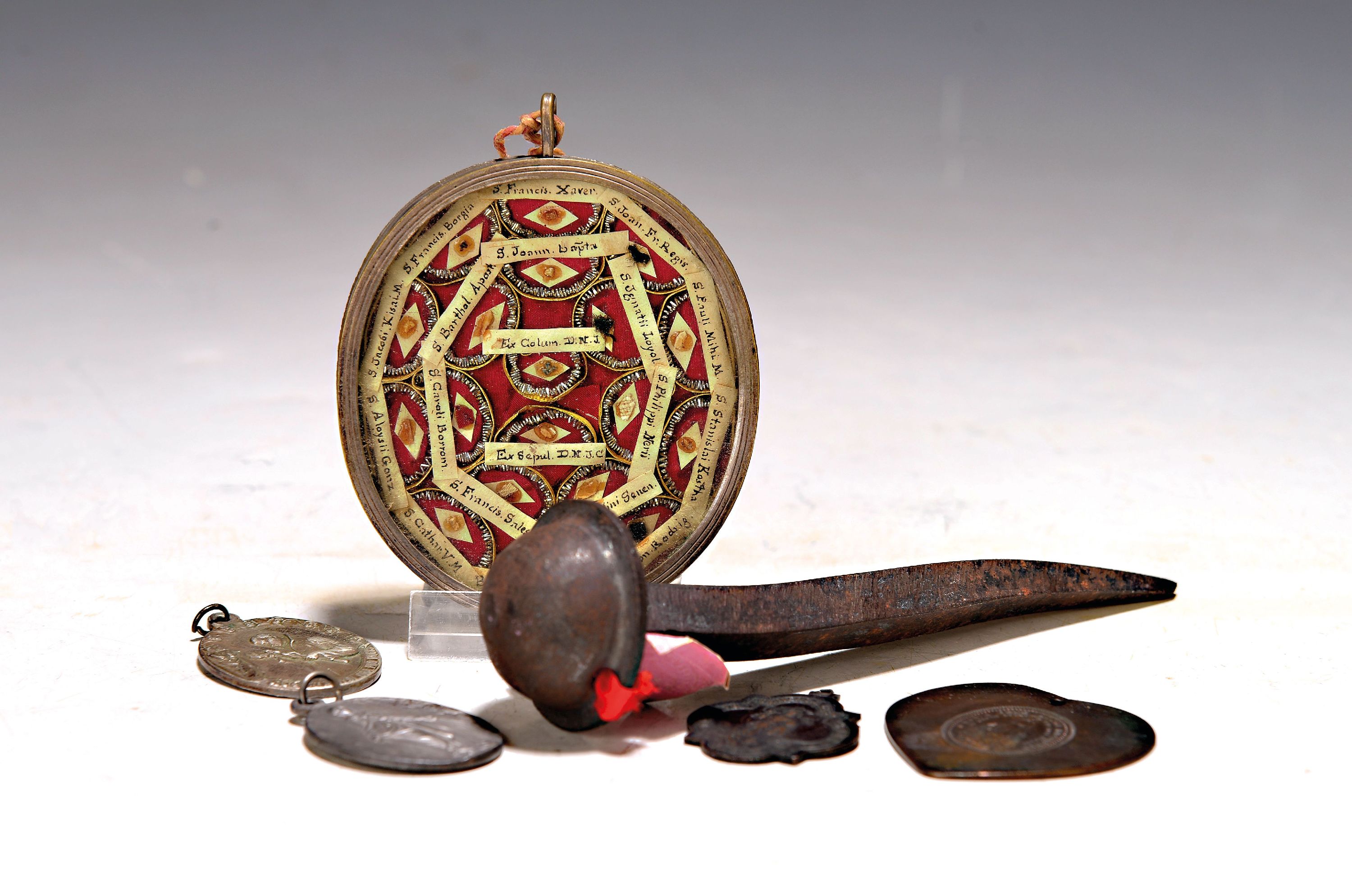 Image 27040682 - Nagelreliquie, Rom, 19.Jh., 1 Reliquienkapsel und 4 Wallfahrtsmedaillen, ...