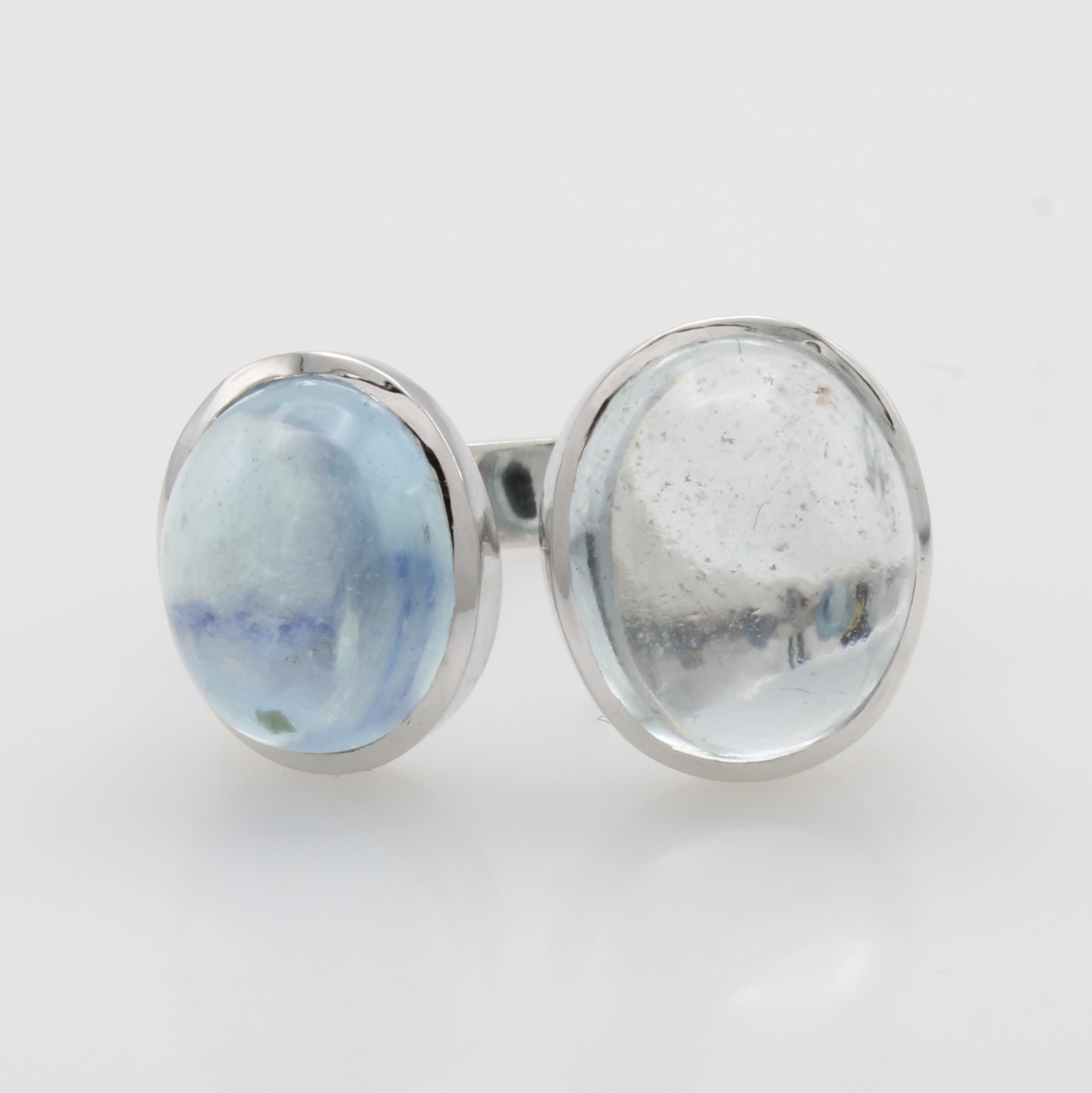 Image 27040687 - Ring mit Aquamarinen, WG 585/000, 2 ovale Aquamarincabochons zus. ca. 9.2 ct, RW ca. 59 ...