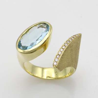 27040676a - Ring mit Aquamarin und Brillanten, GG 585/ 000, offen gearb. u. z.T. strichmatt., ovaler ...