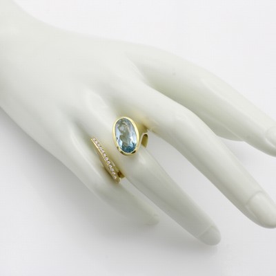 27040676b - Ring mit Aquamarin und Brillanten, GG 585/ 000, offen gearb. u. z.T. strichmatt., ovaler ...