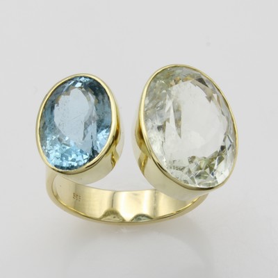27040678a - Ring mit Aquamarinen, GG 585/000, 2 ovale Aquam. in versch. Blautönen zus. ca. 12.4 ct, ...