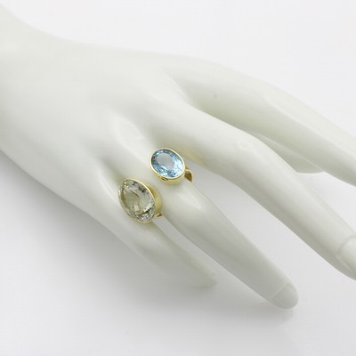 27040678b - Ring mit Aquamarinen, GG 585/000, 2 ovale Aquam. in versch. Blautönen zus. ca. 12.4 ct, ...