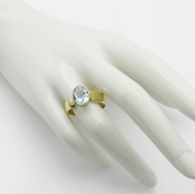 27040679b - Ring mit Aquamarin, GG 585/000, ovaler Aquam. in glatter Fassung ca. 3.8 ct, RW ca. 63 ...