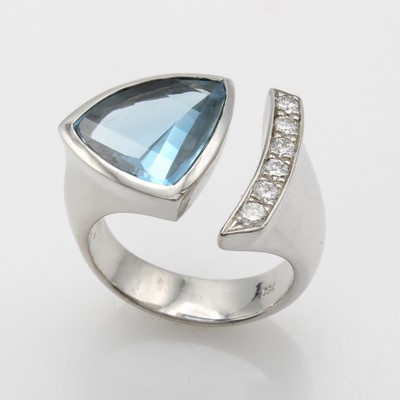 27040680a - Ring mit Aquamarin und Brillanten, WG 750/ 000, dreieckiger Aquam. v. intensiver Farbe ...