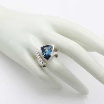 27040680b - Ring mit Aquamarin und Brillanten, WG 750/ 000, dreieckiger Aquam. v. intensiver Farbe ...