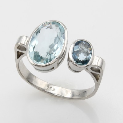 27040685a - Ring mit Aquamarinen, WG 585/000, offen gearb., 2 ovale Aquam. zus. ca. 4.7 ct, RW ca. ...