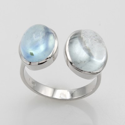 27040687a - Ring mit Aquamarinen, WG 585/000, 2 ovale Aquamarincabochons zus. ca. 9.2 ct, RW ca. 59 ...