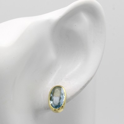 27040699a - Paar Ohrstecker mit Aquamarinen, GG 585/000, 2 ovale Aquam. in glatten Fassungen zus. ...