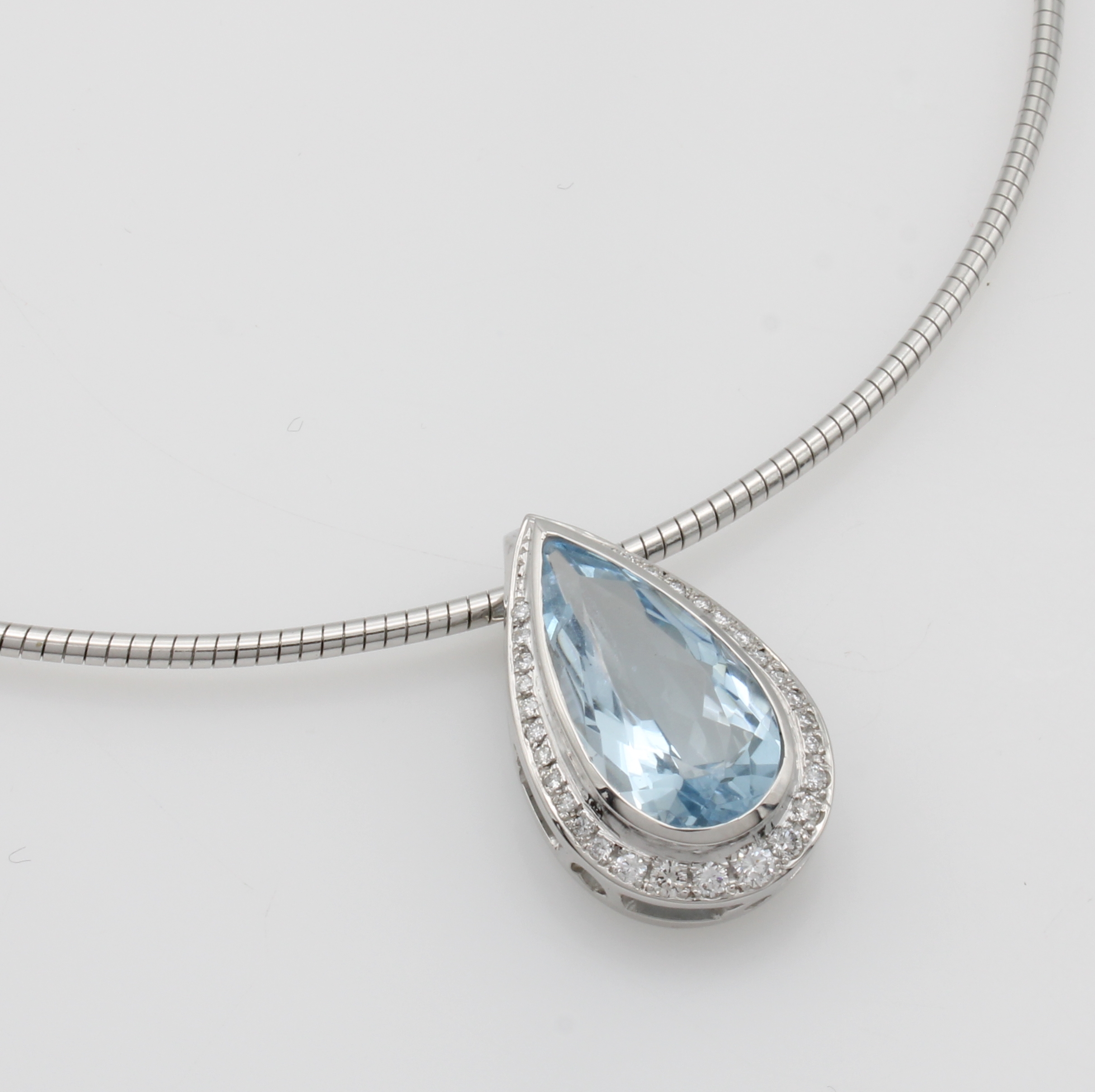 Image 27040715 - Anhänger mit Aquamarin und Brillanten an Omegareif, WG 585/000, tropfenf. Aquam. ca. ...