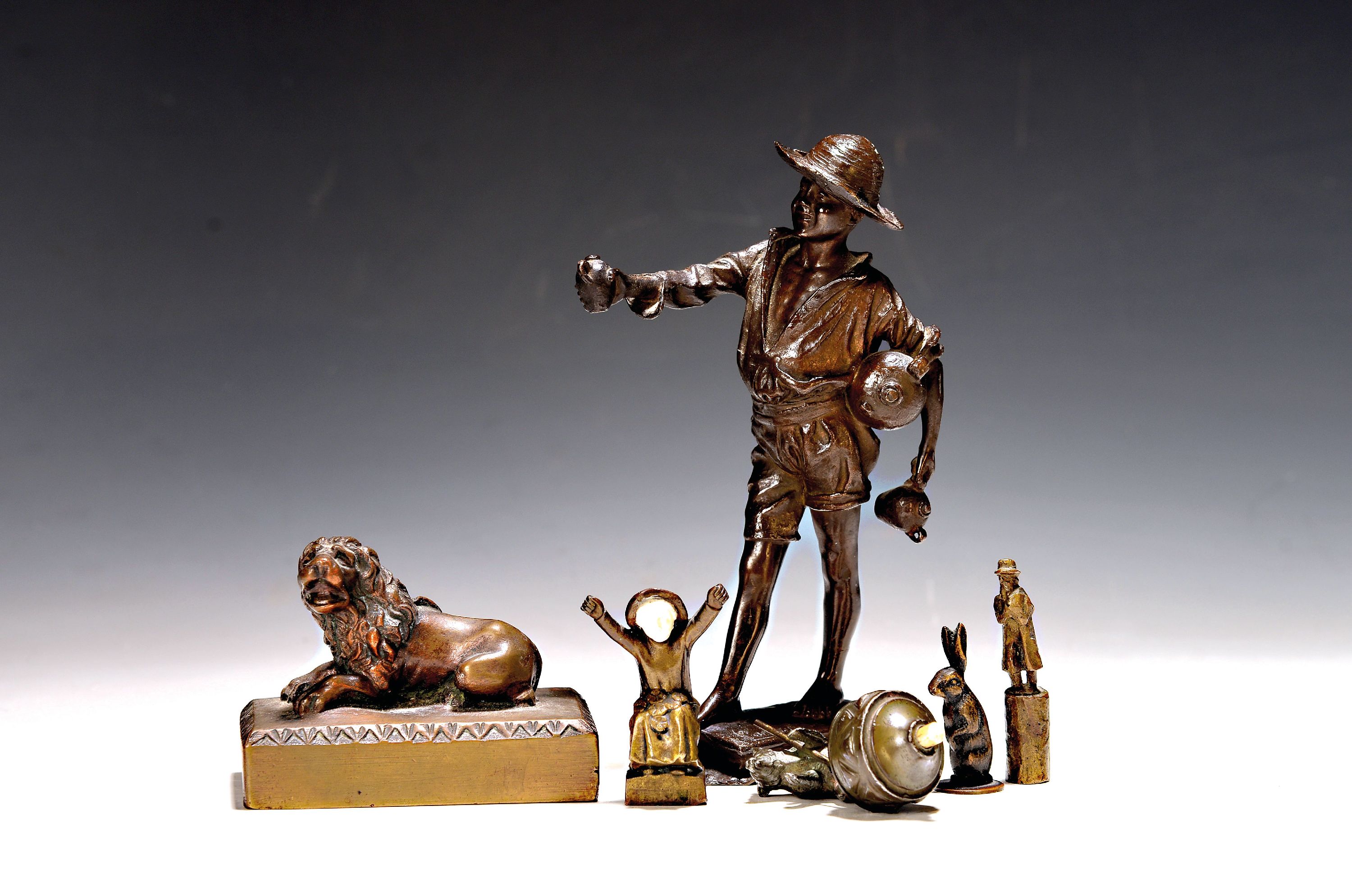 Image 27040726 - 6 Bronzefiguren, um 1900, Tischklingel mit Bär, H. ca. 6 cm, 3 kl. Figuren: Hase, ...