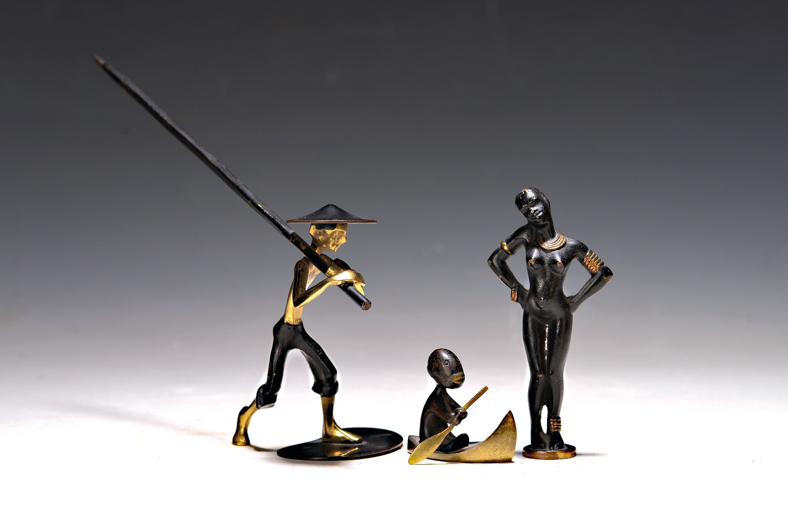 Image 27040727 - Drei Wiener Bronzen, 20. Jh., Junge im Boot, Hagenauer Wien, H. ca. 3.8 cm, Frauenakt, ...