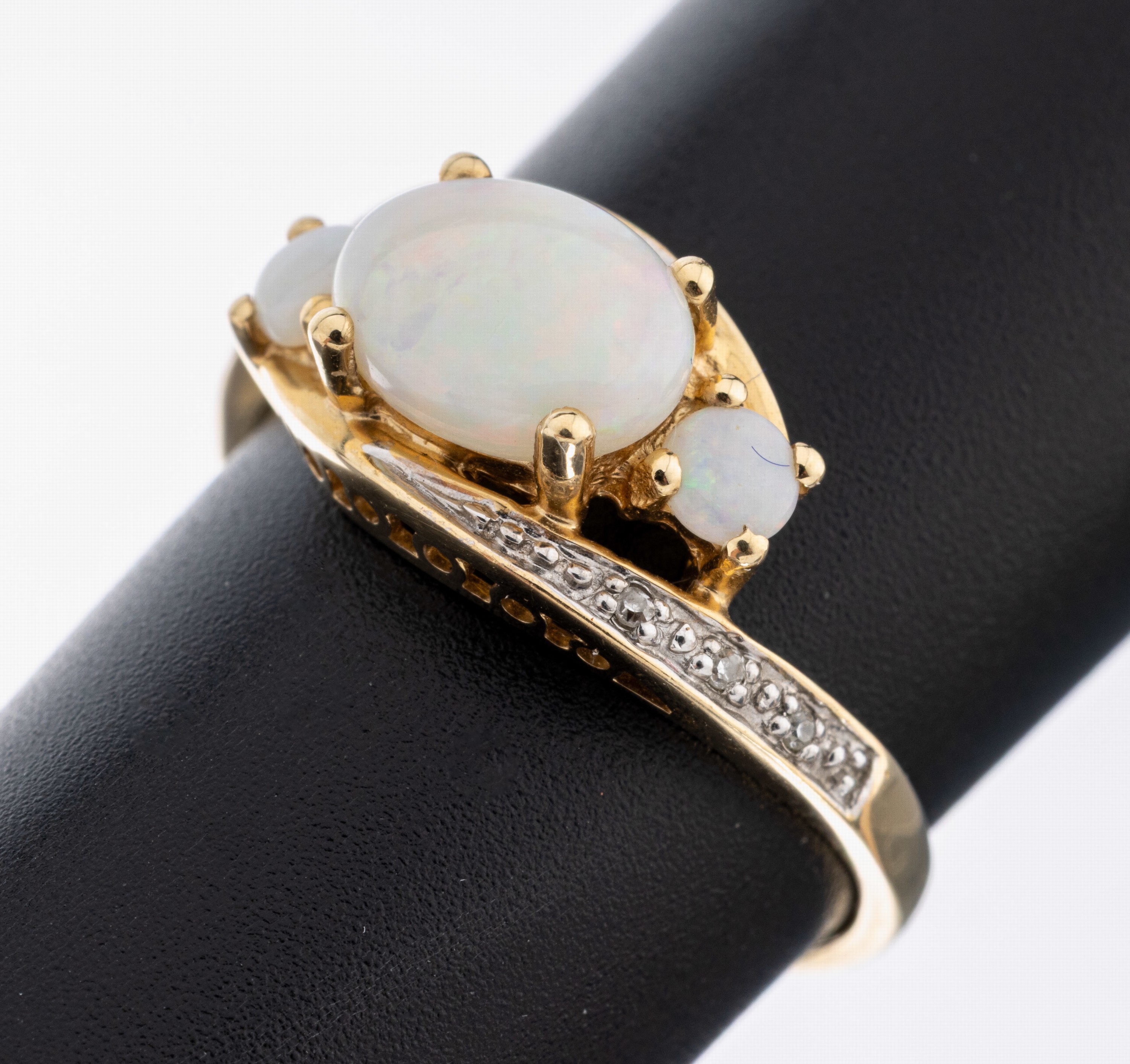 Image 27040734 - 14 kt Gold Opal-Diamant-Ring, GG 585/000, 1 ovaler und 2 runde Opalcabochons zus. ca. ...