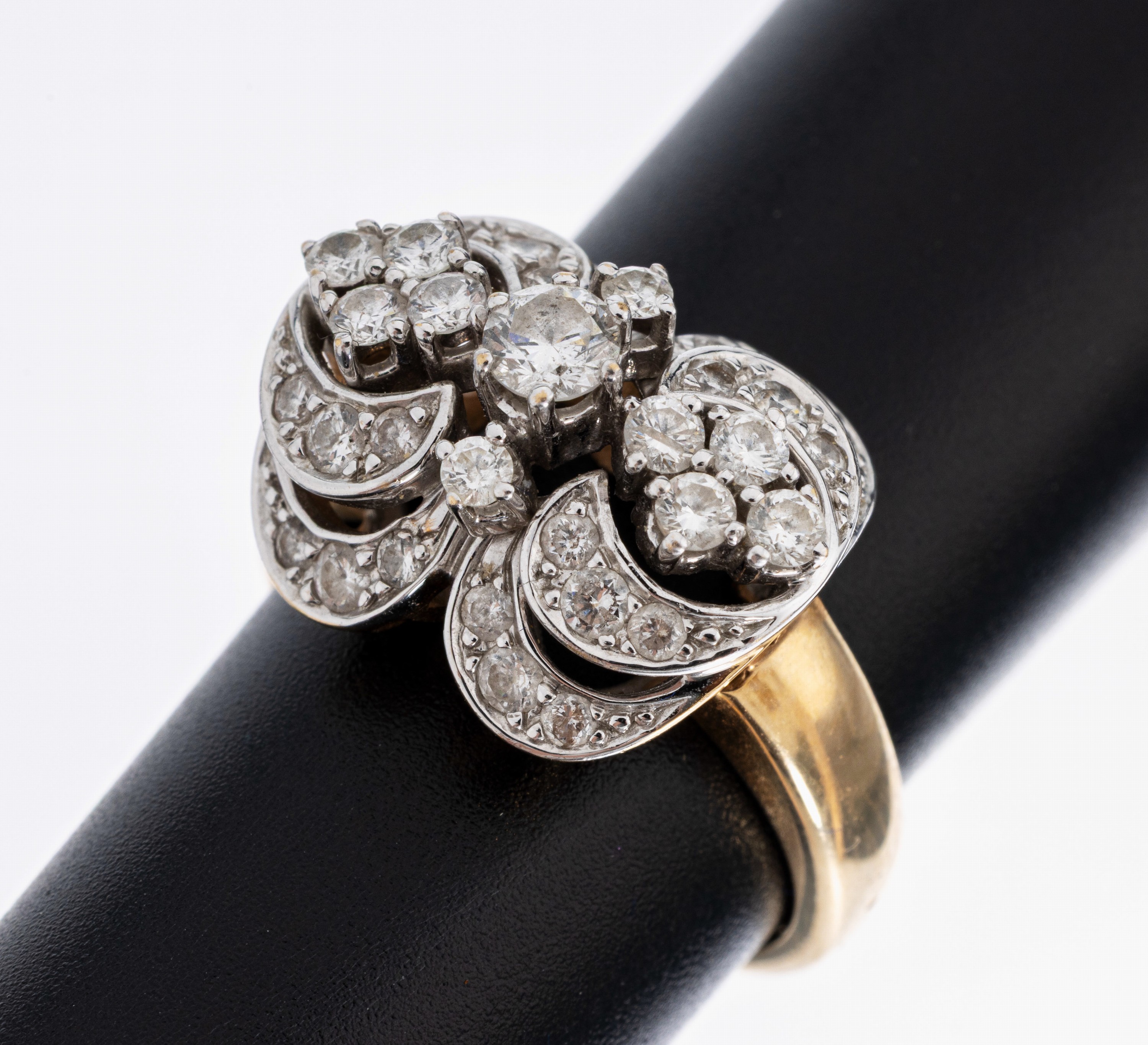 14 kt Gold Brillant-Ring, GG/WG 585/000, ausgefallenes Design, 35 Brillanten zus. ca. 0.63 ct Weiß/si-p1, RW 53, ca. 6.3 g