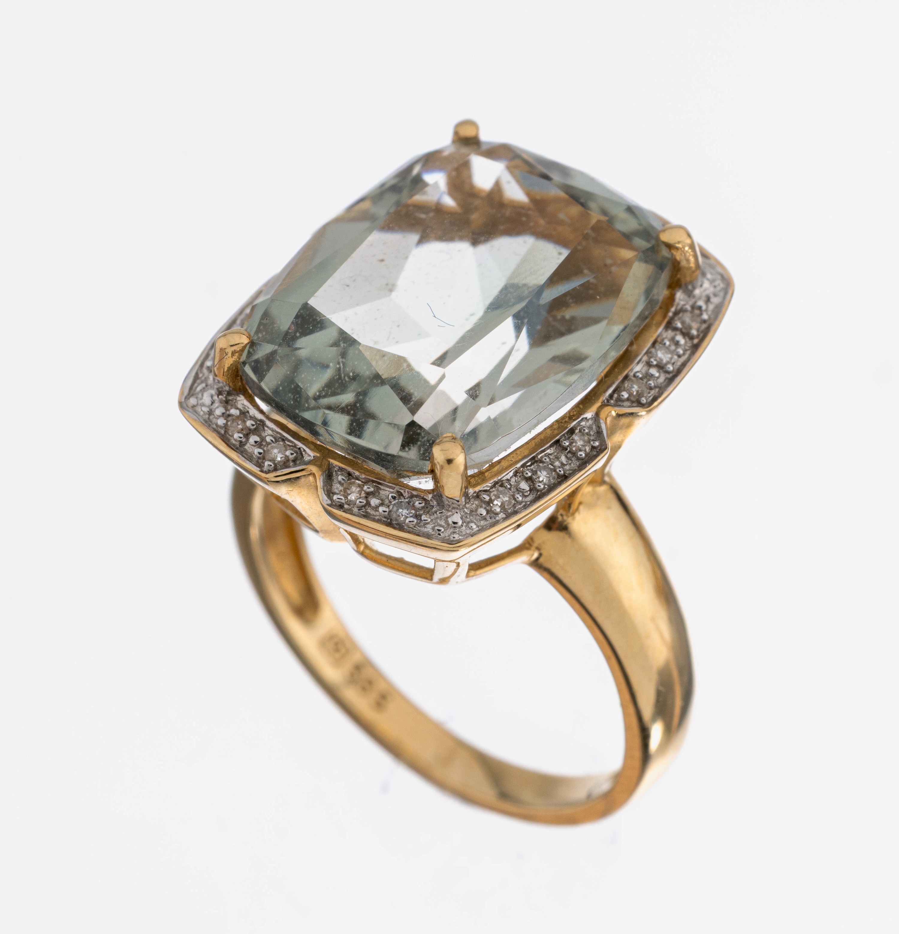 14 kt Gold Aquamarin-Diamant-Ring, GG 585/000, facett. Aquamarin ca. 14.0 ct, umgeben von in WG gefassten 8/8-Diamanten zus.ca. 0.10 ct Weiß/p, RW ...