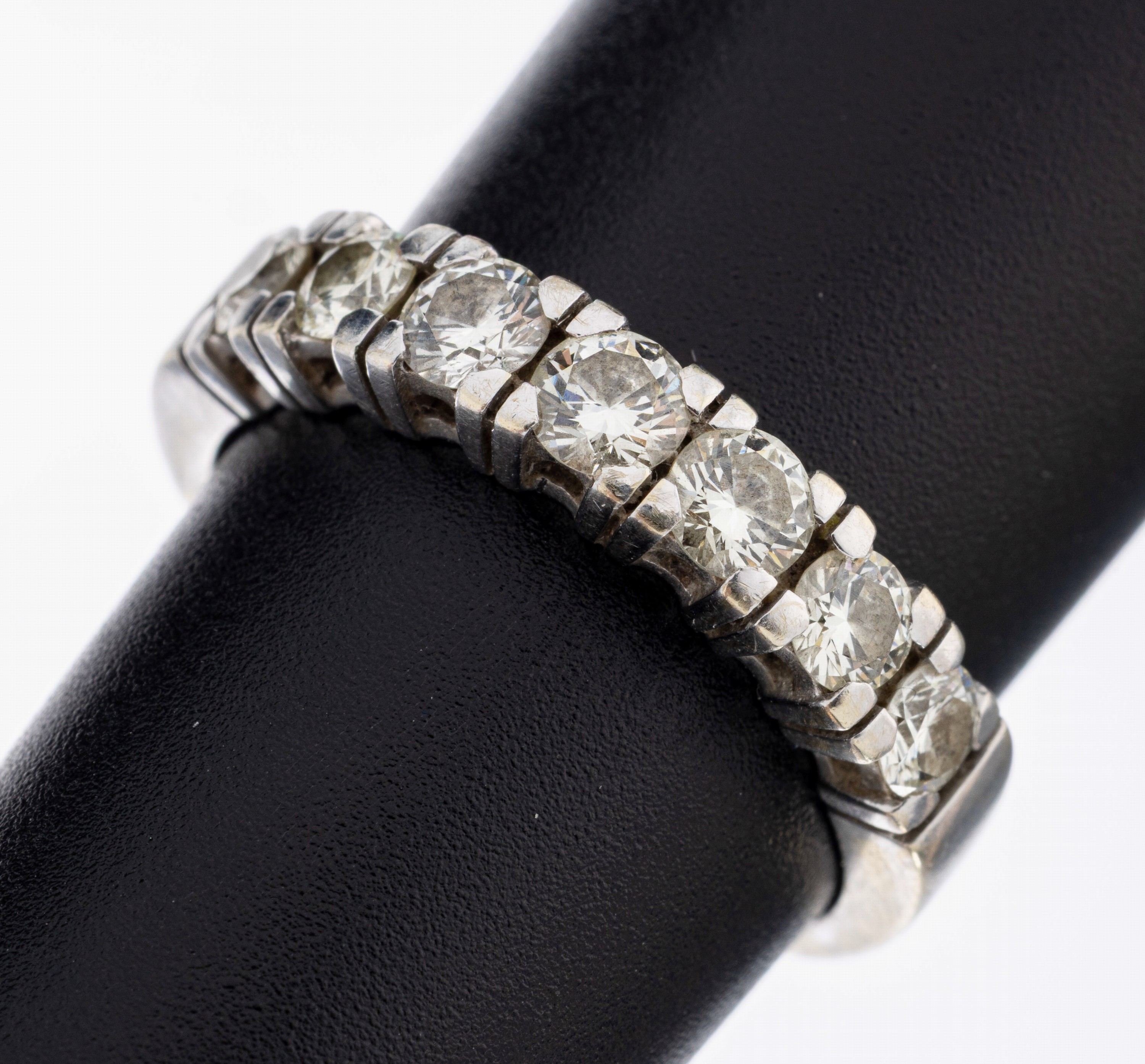 Image 27040764 - 14 kt Gold Brillant-Ring, WG 585/000, 7 Brillanten zus. ca. 0.70 ct Weiß/si, RW 55, ...