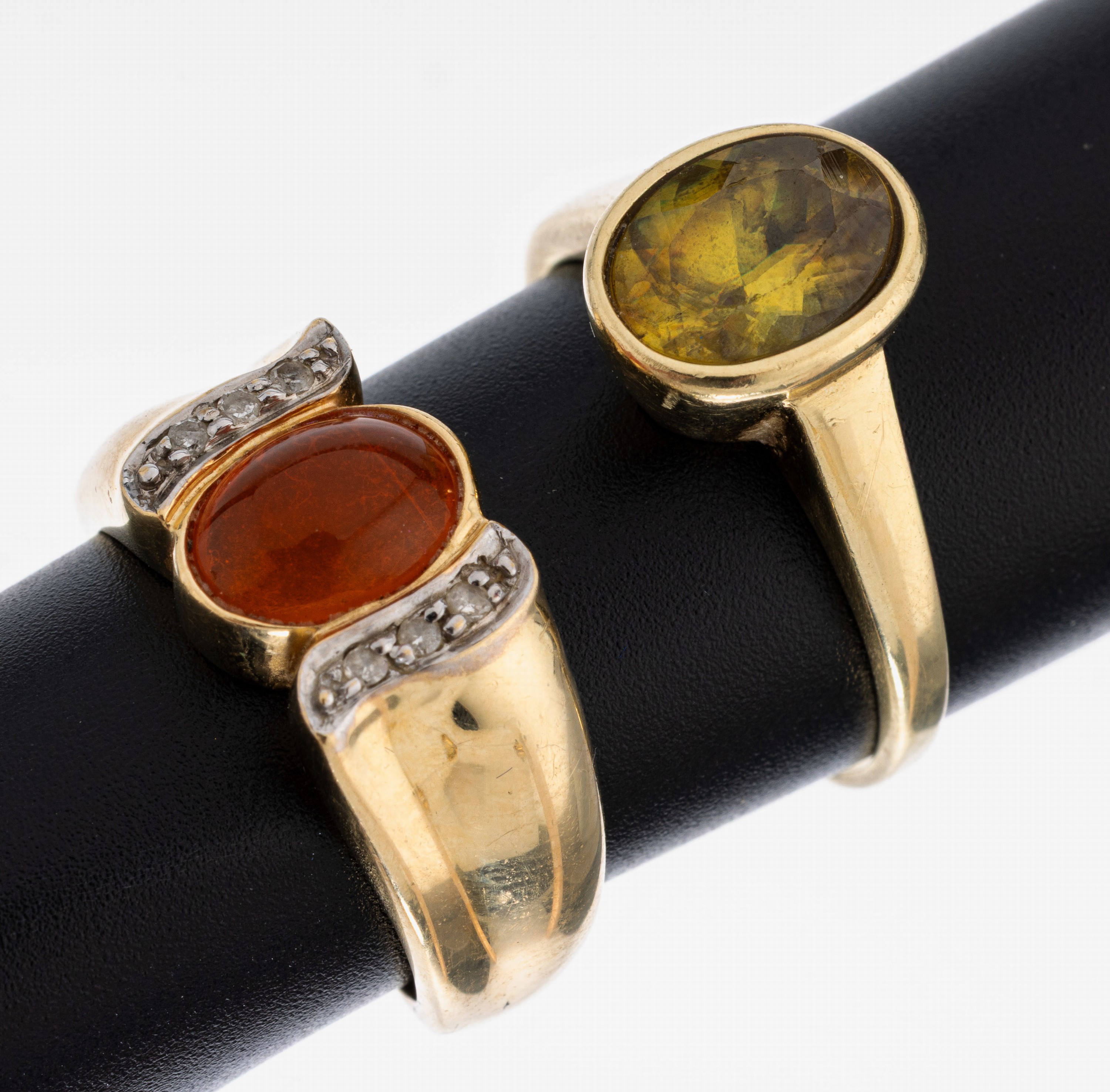 Image 27040778 - Lot 2 14 kt gold coloured stone-diamond-rings , YG 585/000, 1 x oval fire opal-cabochon ...