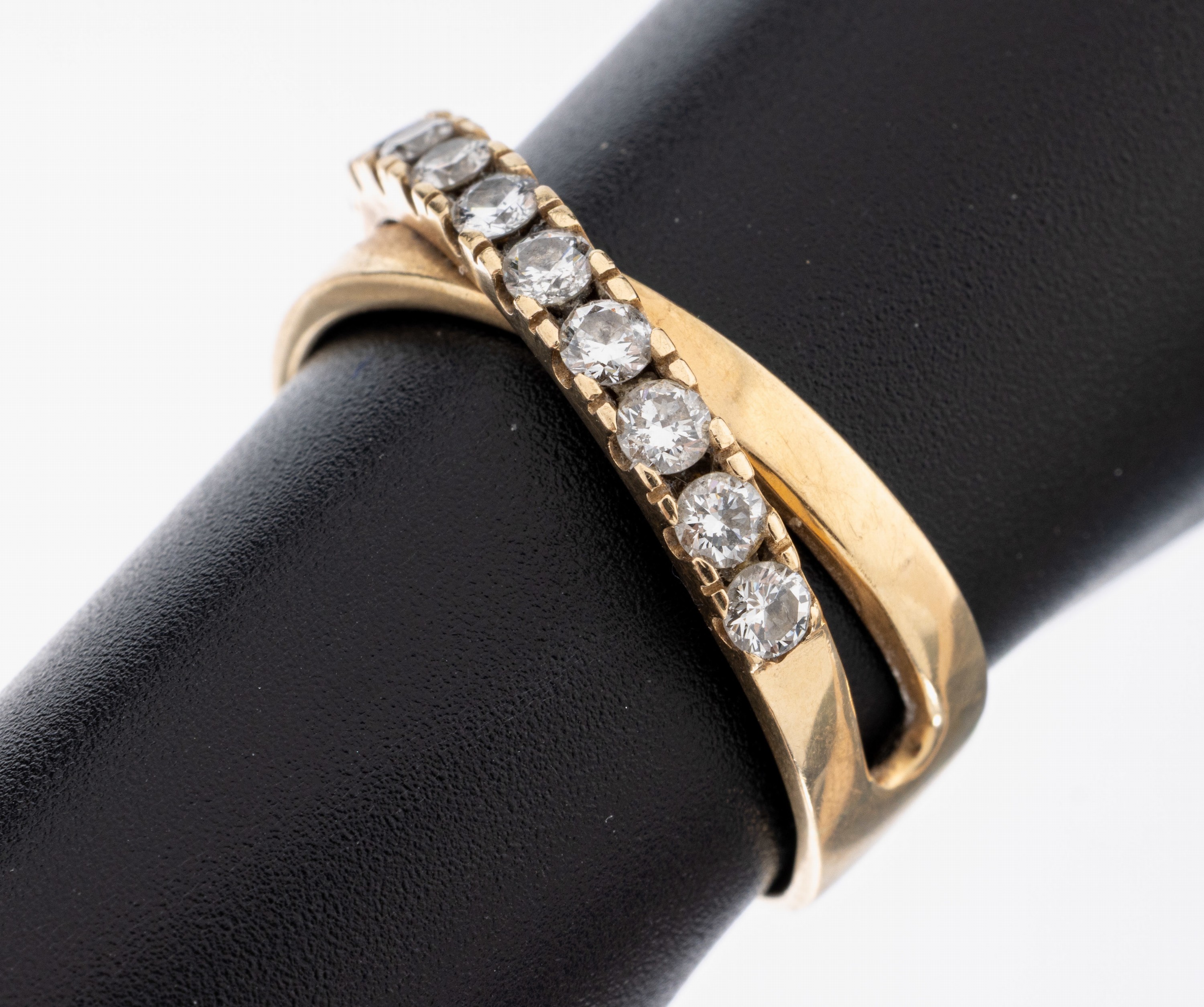 Image 27040790 - 14 kt Gold Brillant-Ring, GG 585/000, gekreuzte Ringschiene, 10 Brillanten zus. ca. ...