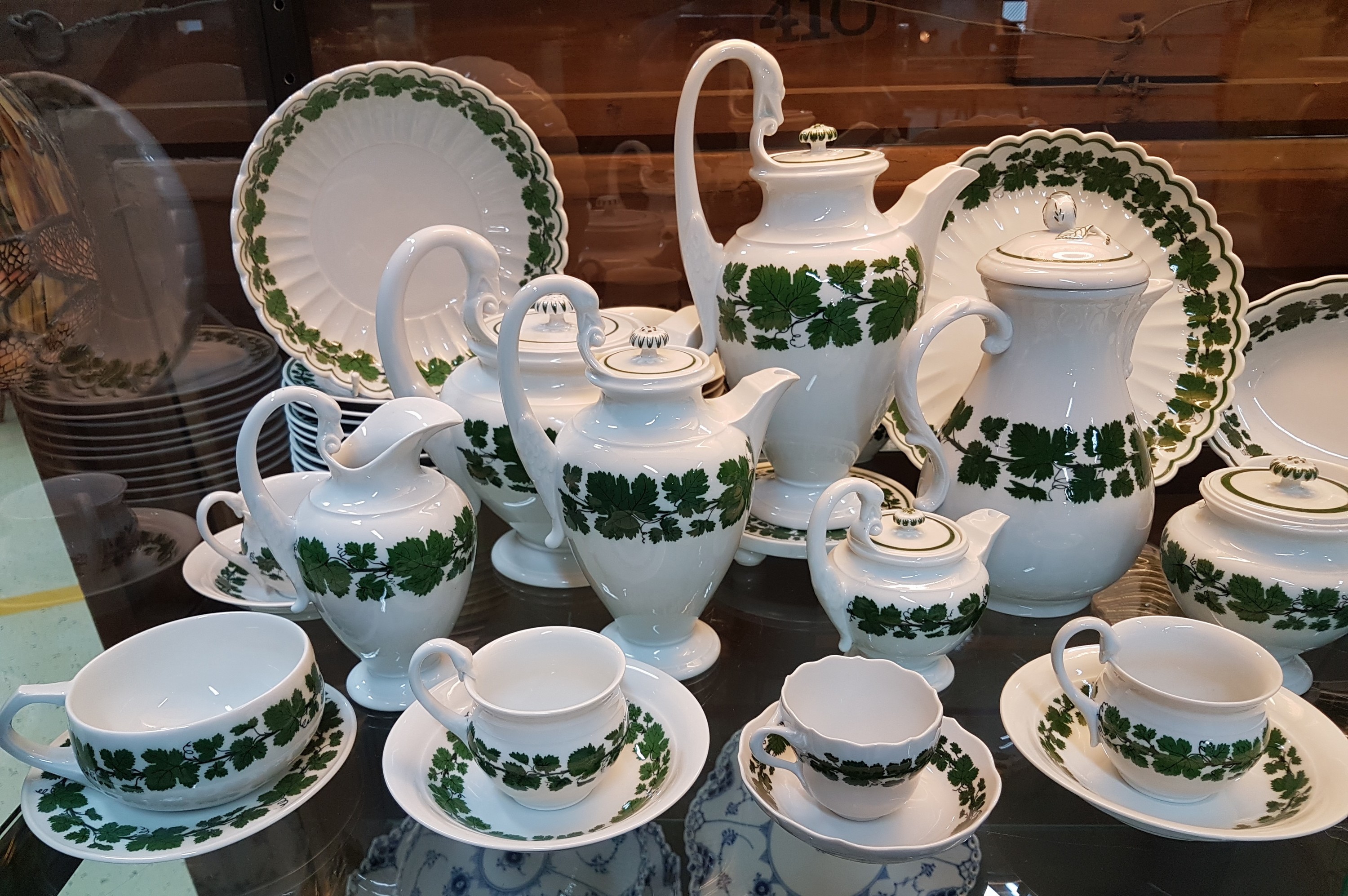 Detail a: Umfangreiches Kaffeeservice und Zubehör, Meissen, 20. Jh., voller grüner Weinkranz meist Schwanenhalsform, gr. Kaffeekanne, kl. Kaffeekanne, ...